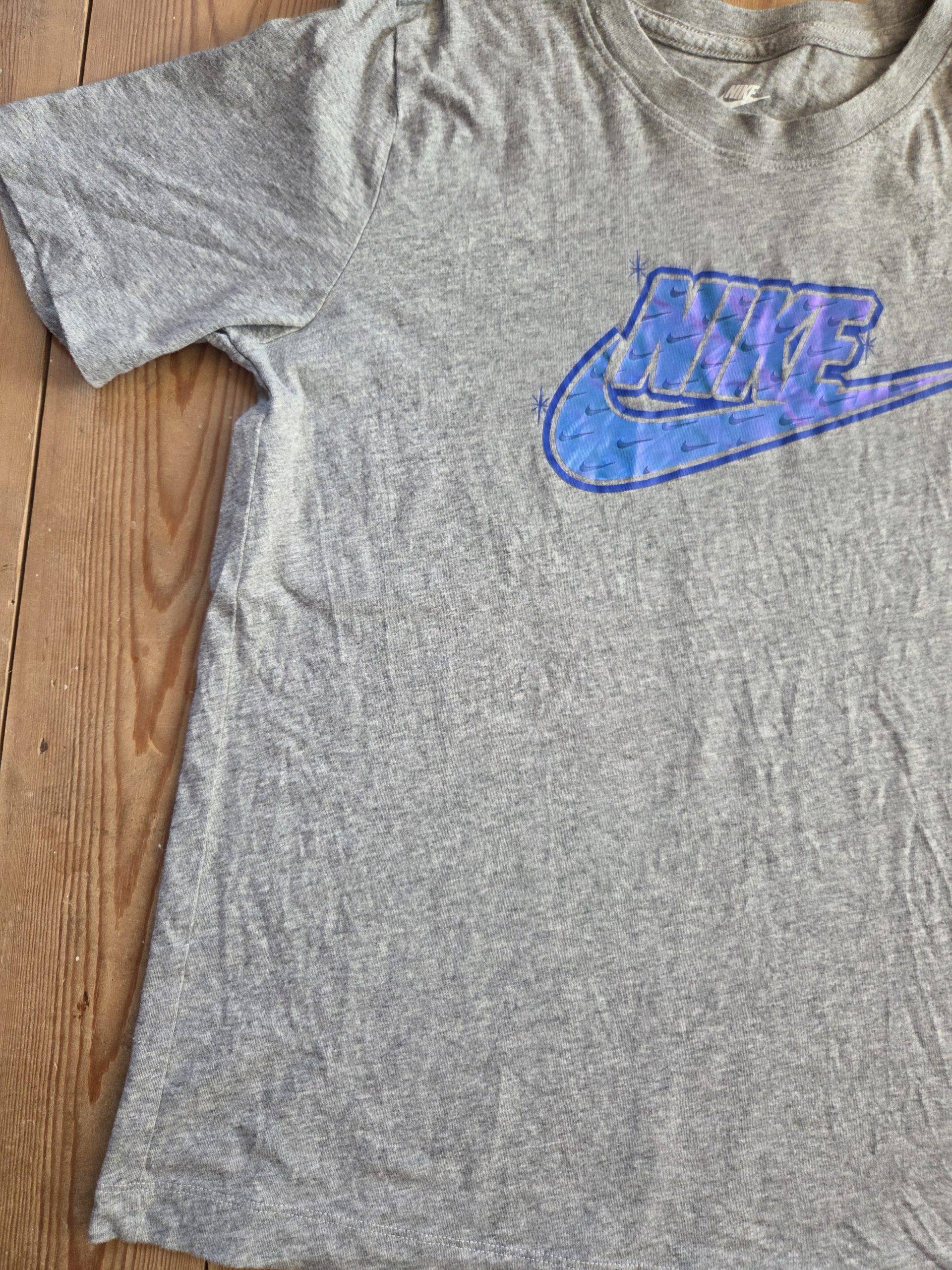 Nike Holographic Block Logo Kids' T-Shirt Grey Size L image 7