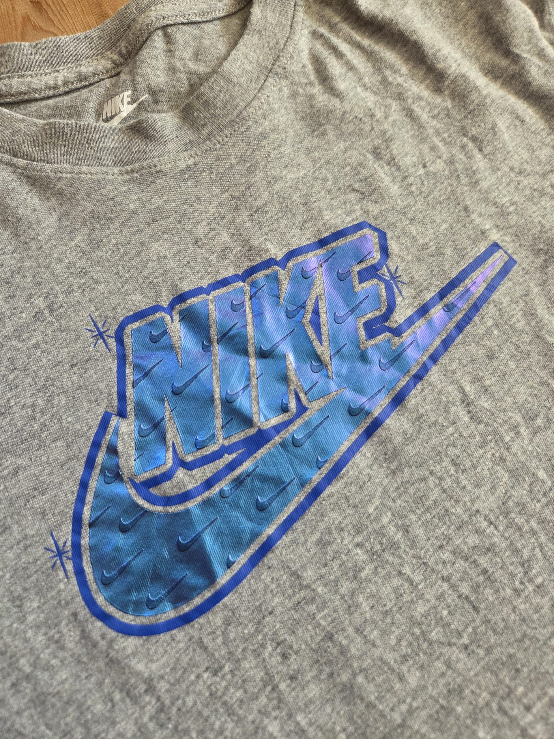 Nike Holographic Block Logo Kids' T-Shirt Grey Size L image 9