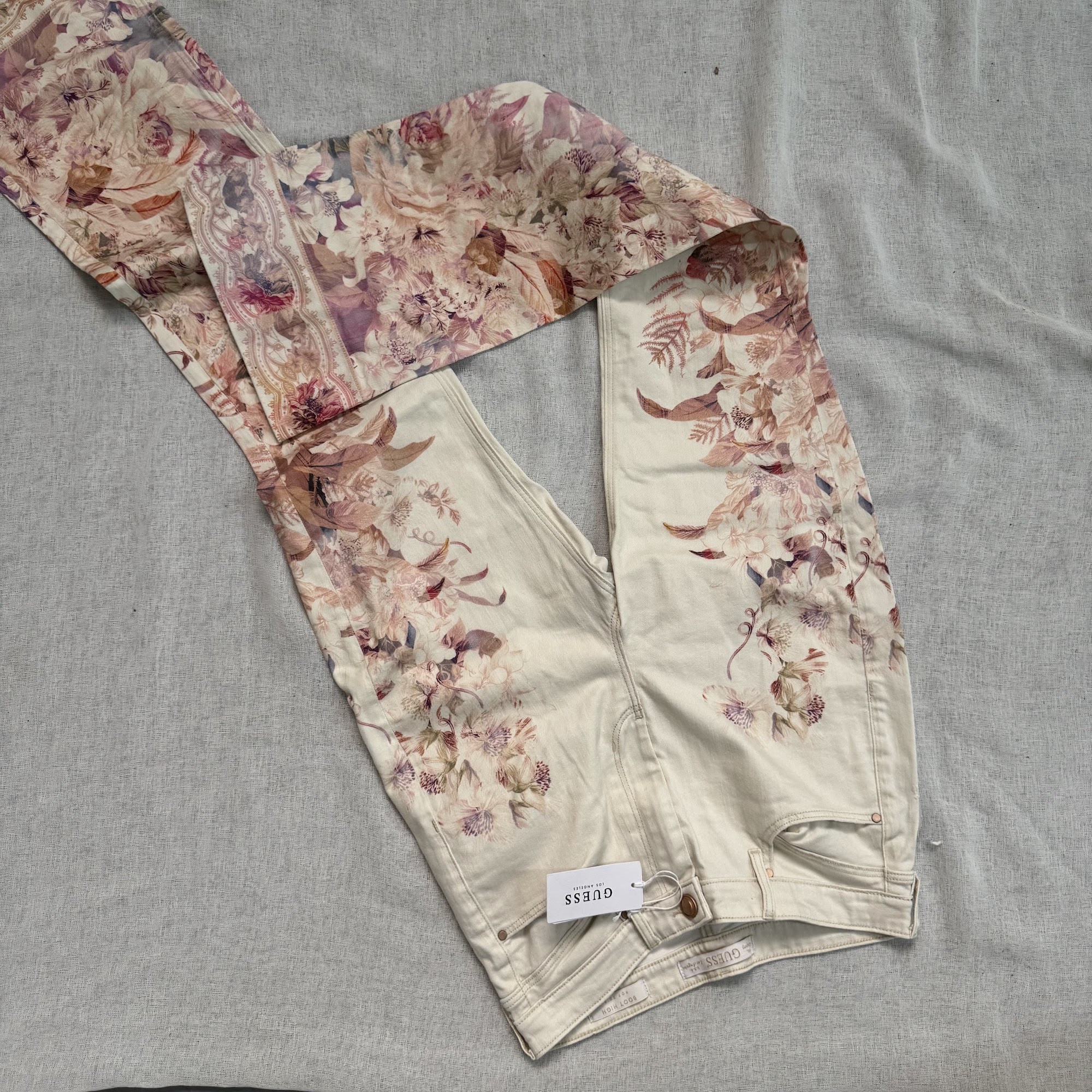 Vaqueros Guess POP 70S floral – Crema, 30 (tara)