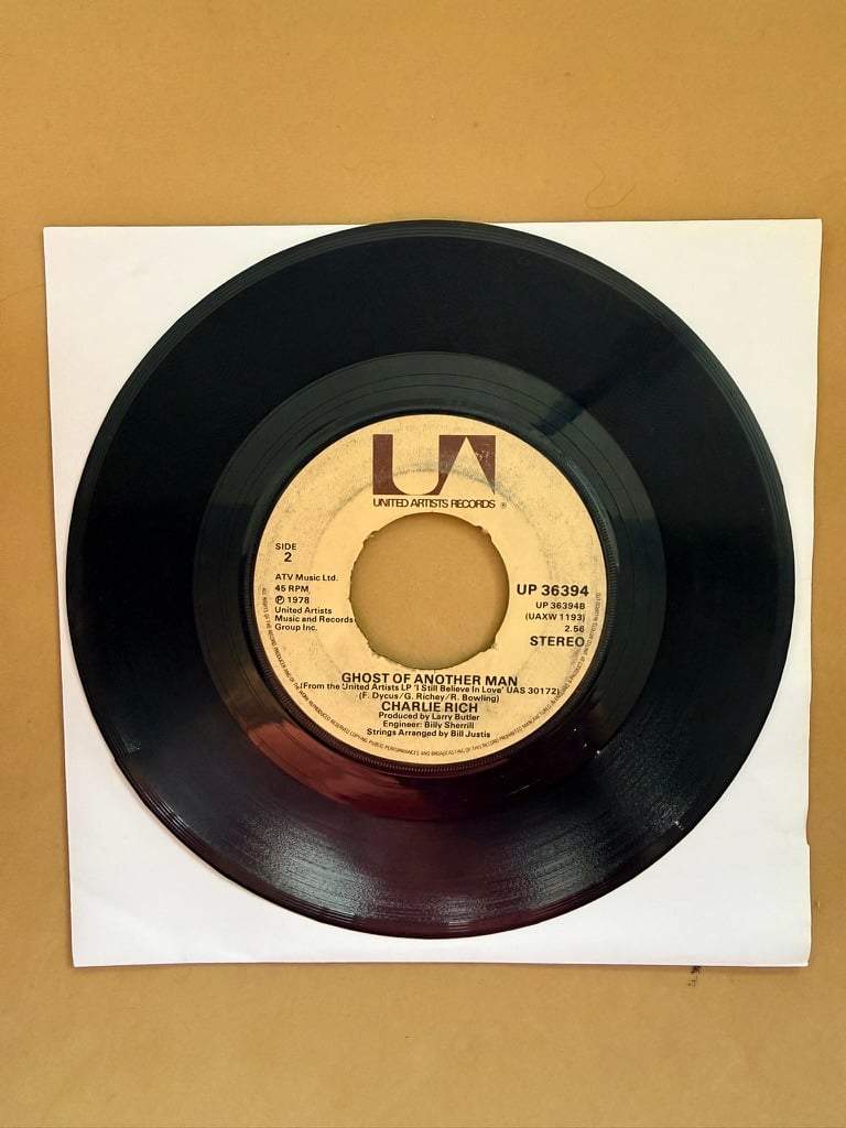 Charlie Rich 1978 United Artists Vinyl 7in Single Puttin' In Overtime At Home / Ghost of Another Man image 2