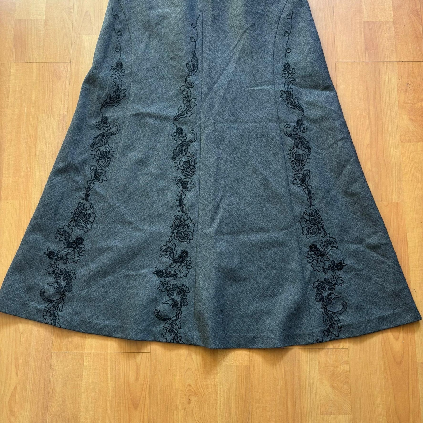 Laura Ashley Grey Floral Embroidered Skirt UK 8 image 2