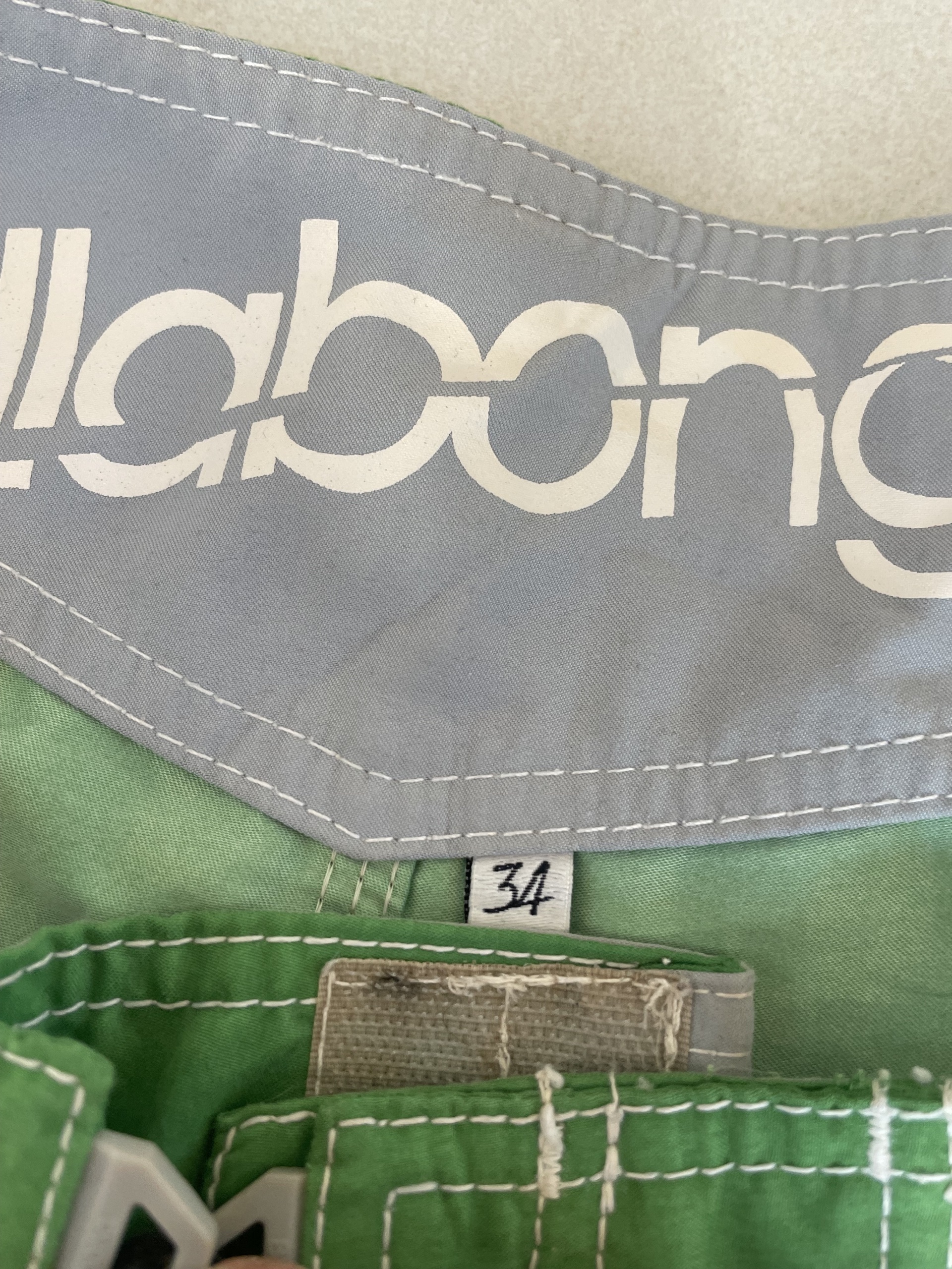 Billabong Men's Green Floral Board Shorts 34 image 3