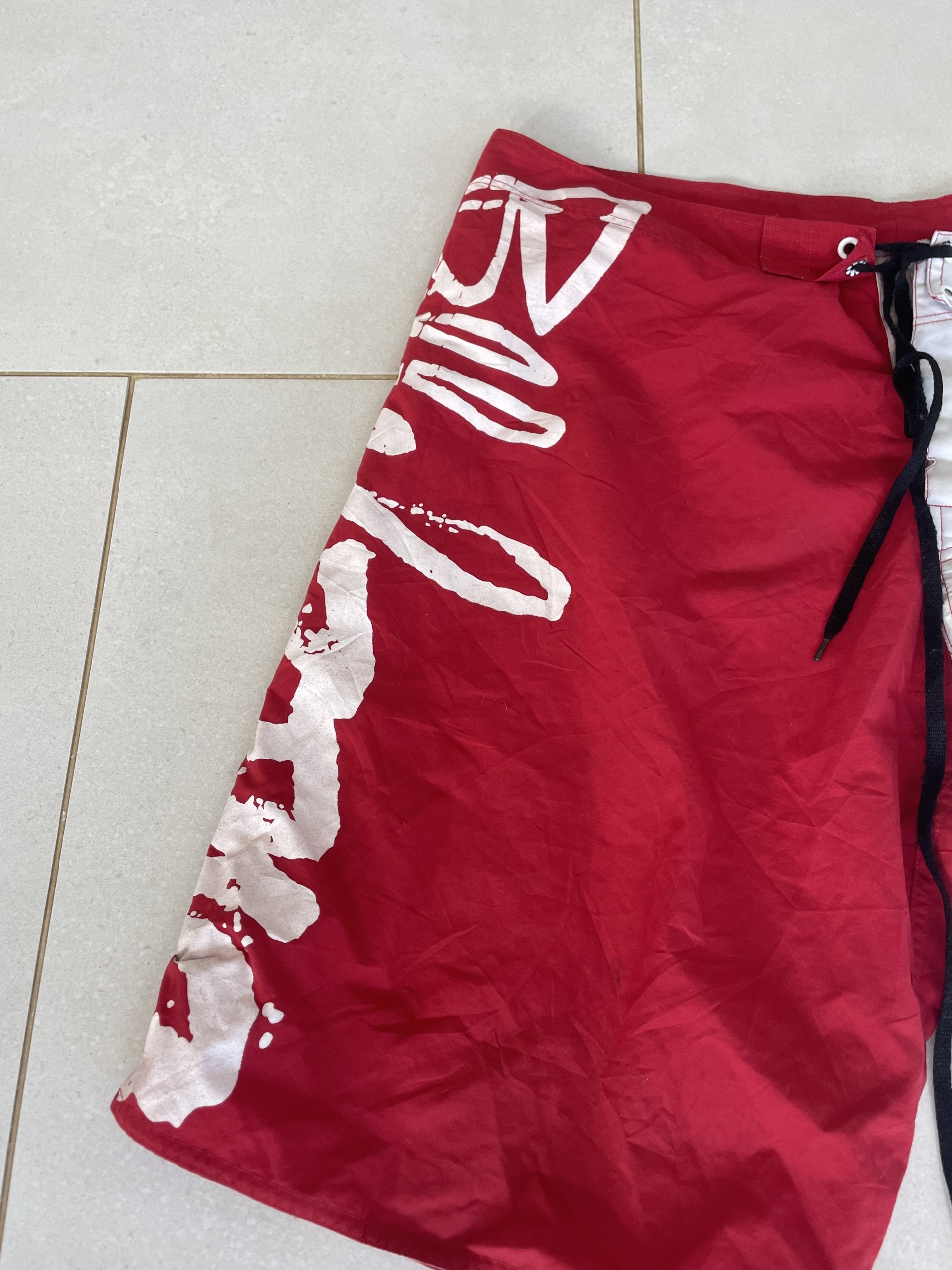 Red & White Animal Board Shorts Size 38 image 2