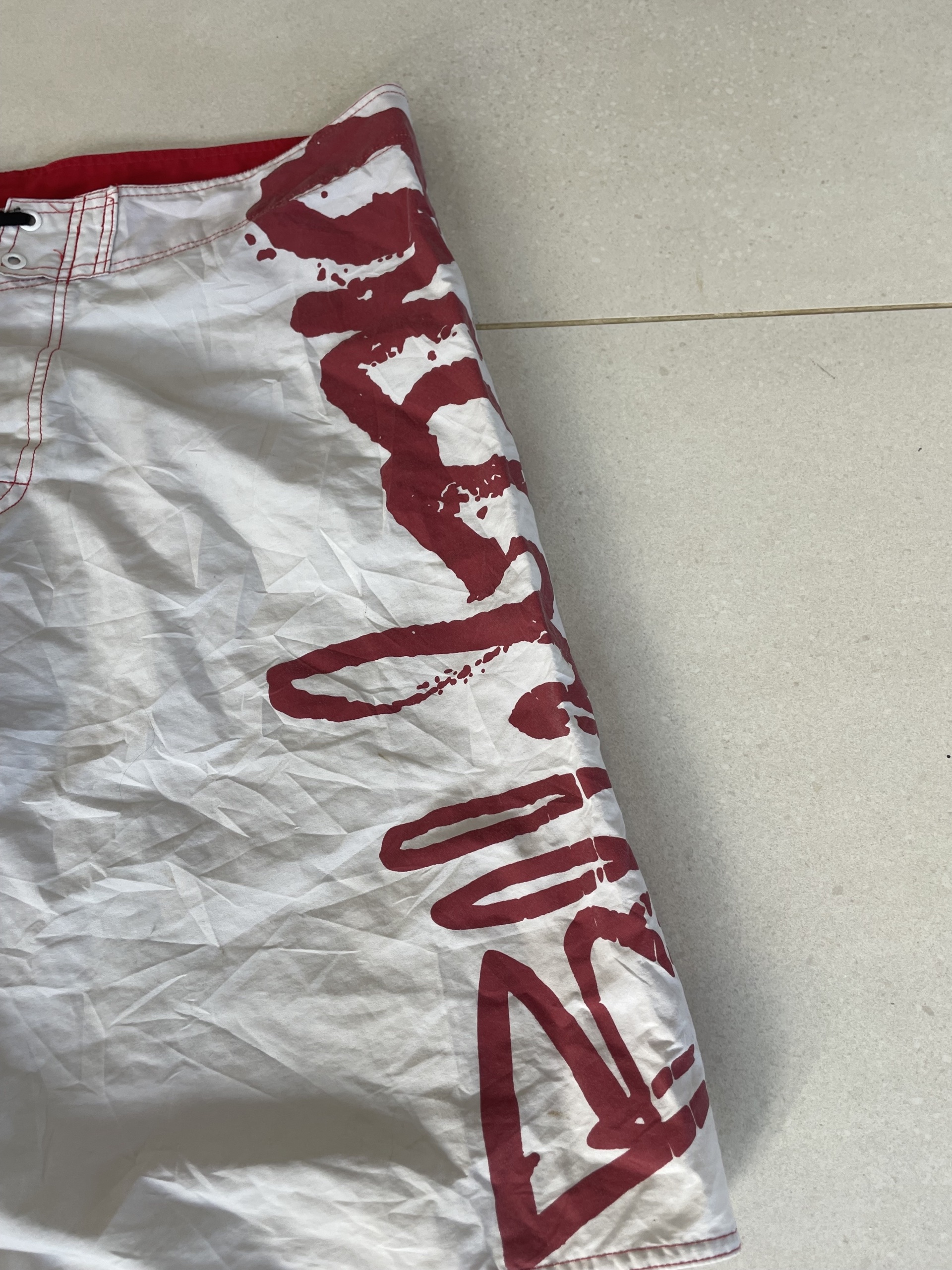 Red & White Animal Board Shorts Size 38 image 3