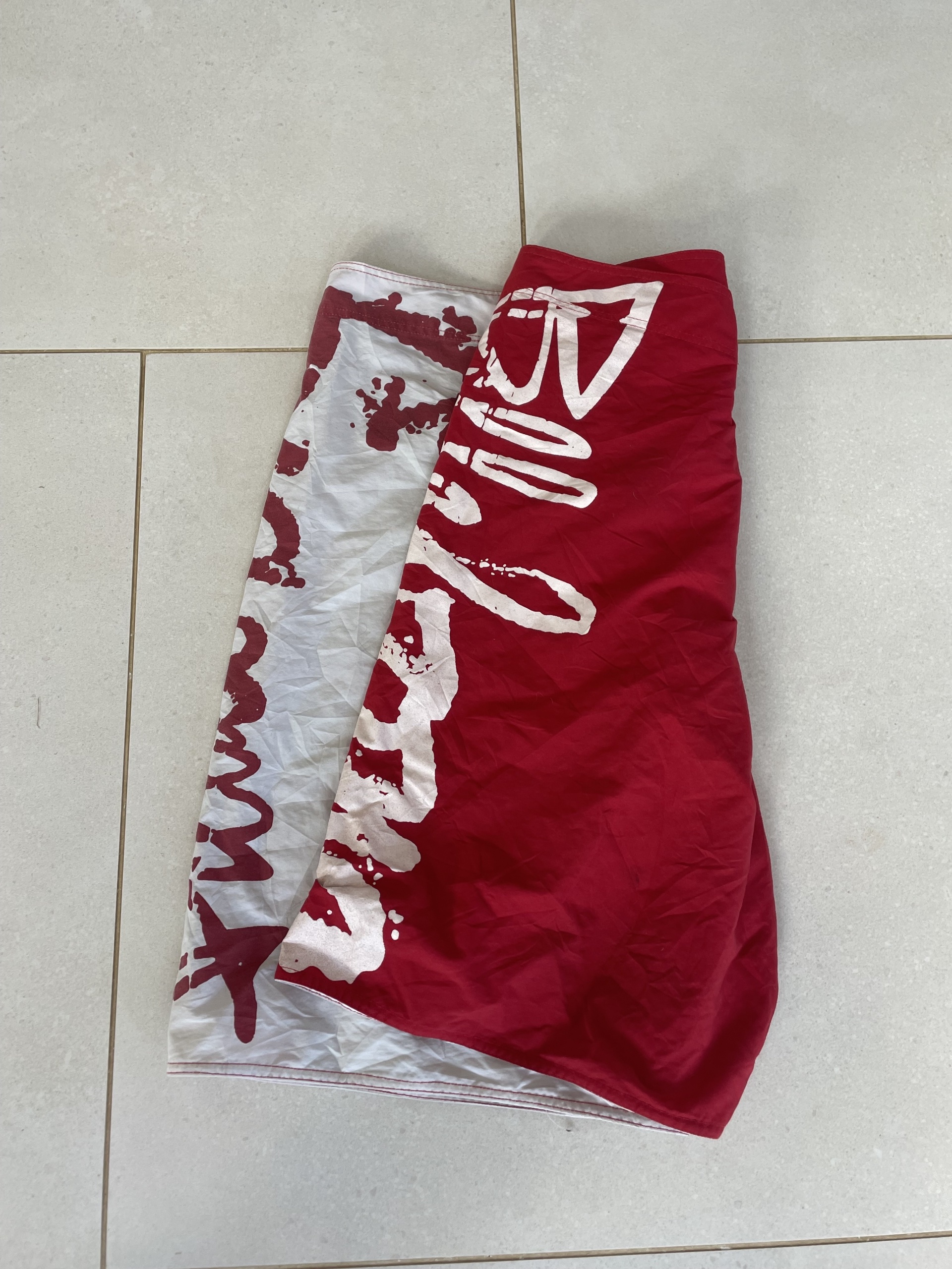 Red & White Animal Board Shorts Size 38 image 6