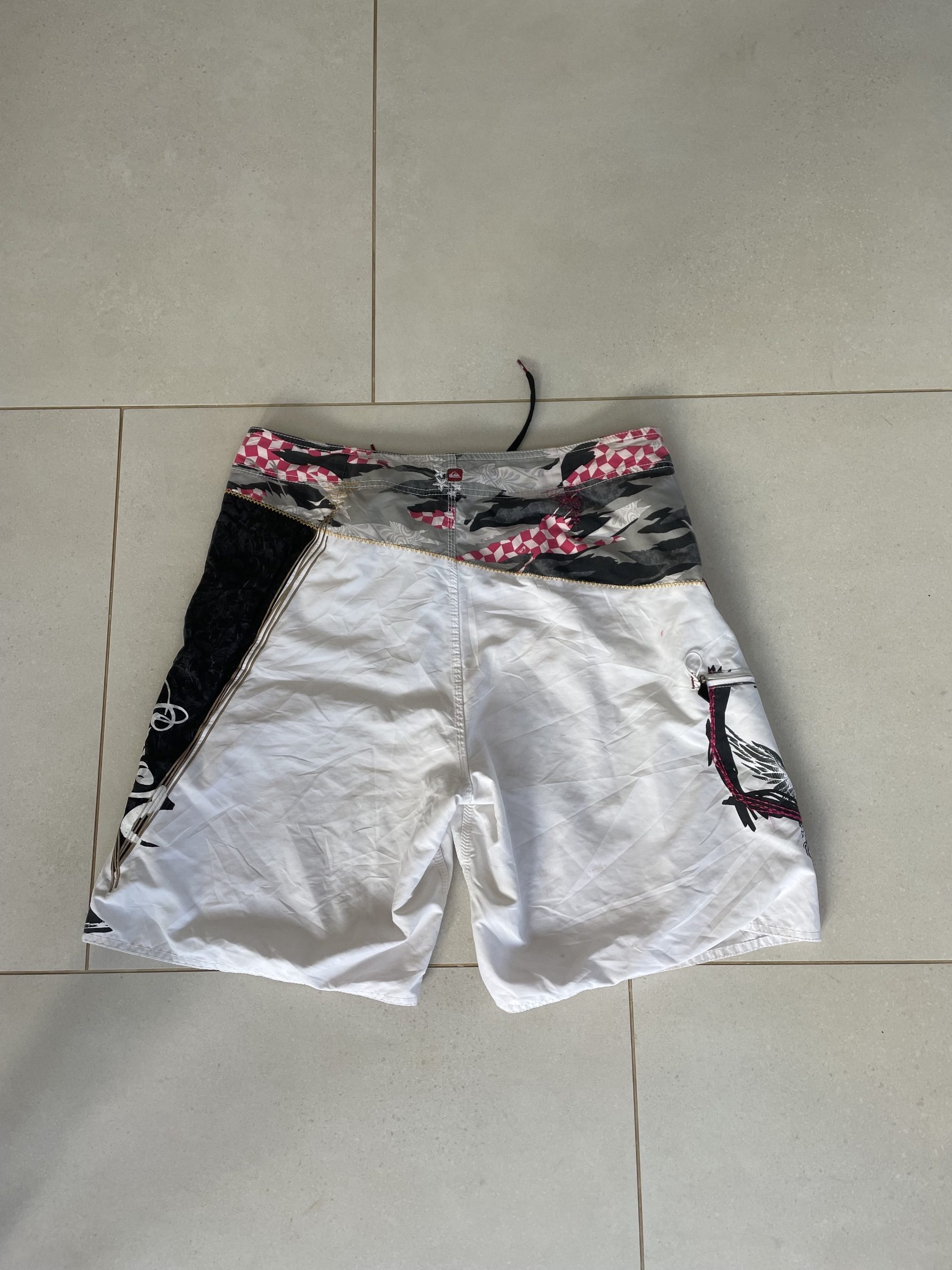 Quiksilver White & Black Graphic Swim Shorts 36 image 7