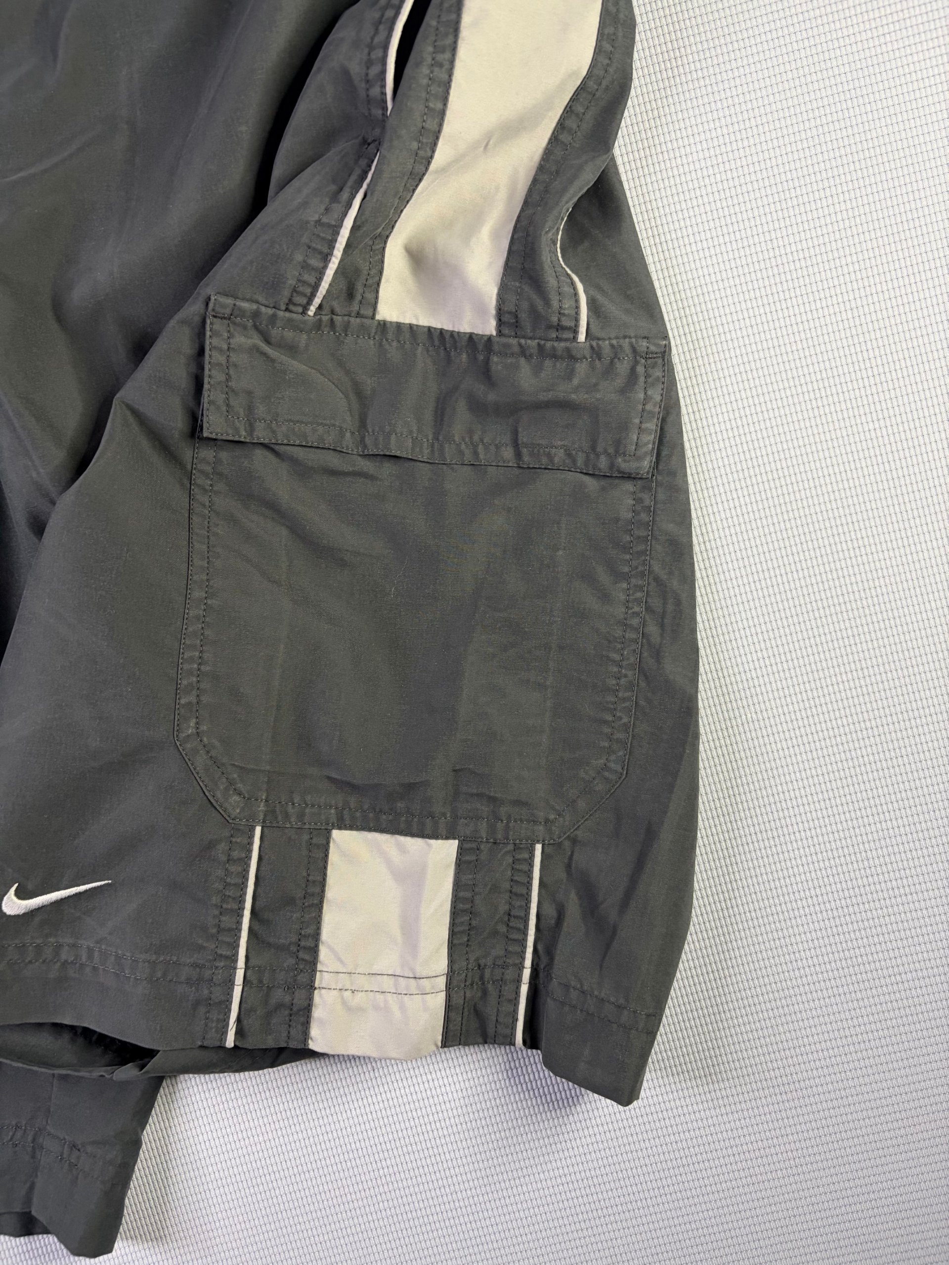Nike Men's Grey Cargo Shorts Large image 3