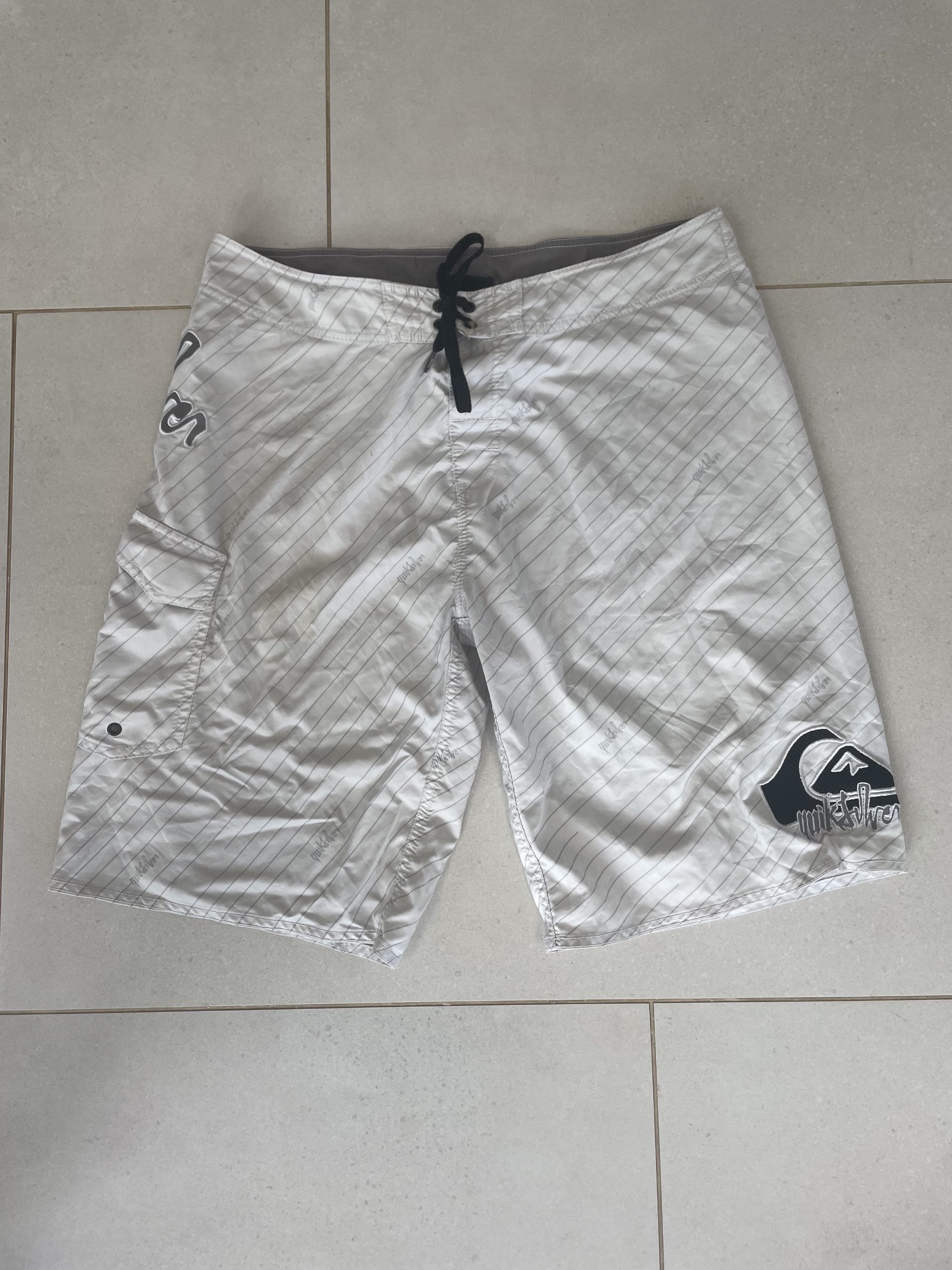 Quiksilver White & Black Men's Board Shorts Size 36