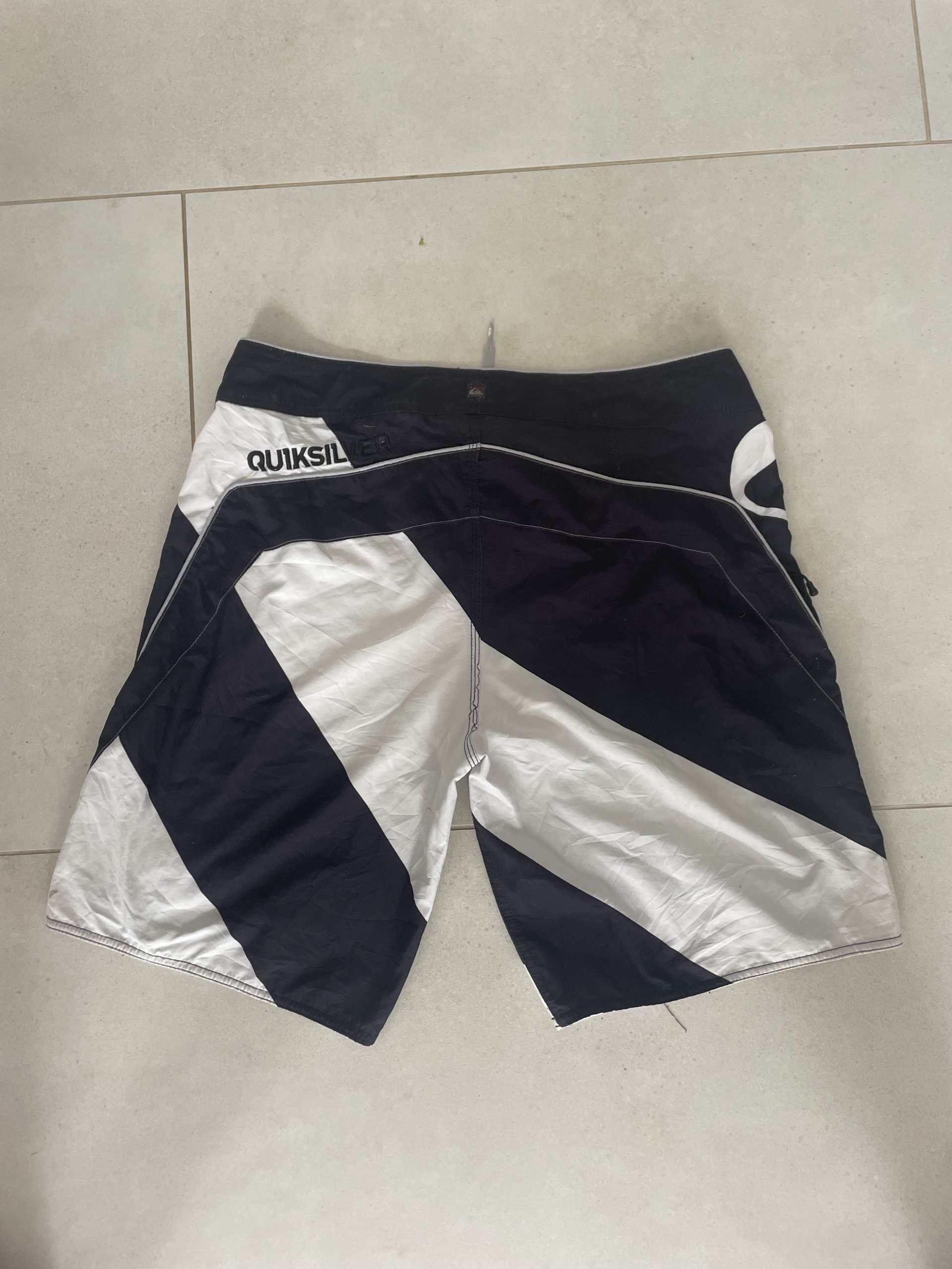 Quiksilver Black & White Board Shorts 36 with Crest Patch image 4