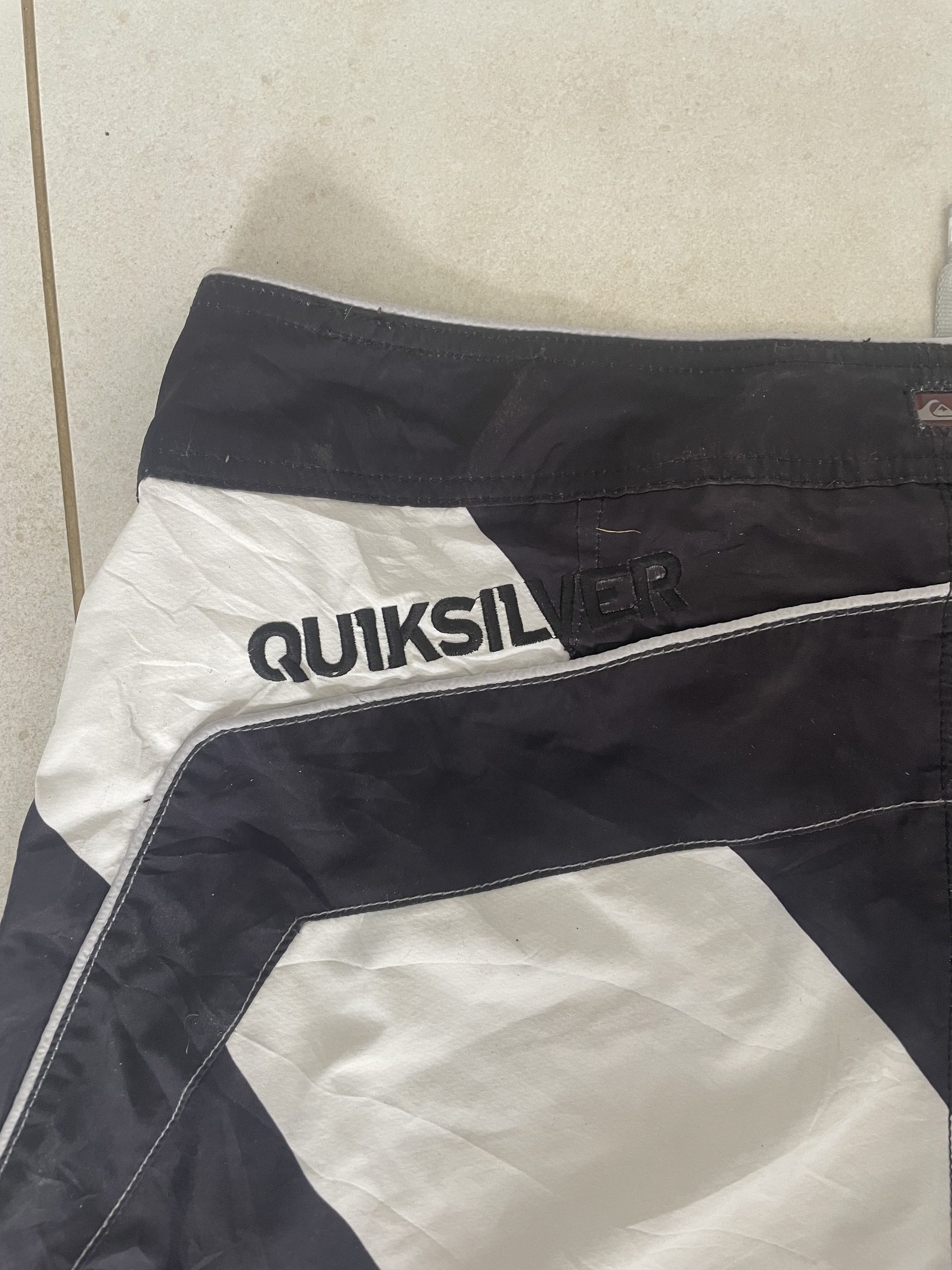 Quiksilver Black & White Board Shorts 36 with Crest Patch image 5