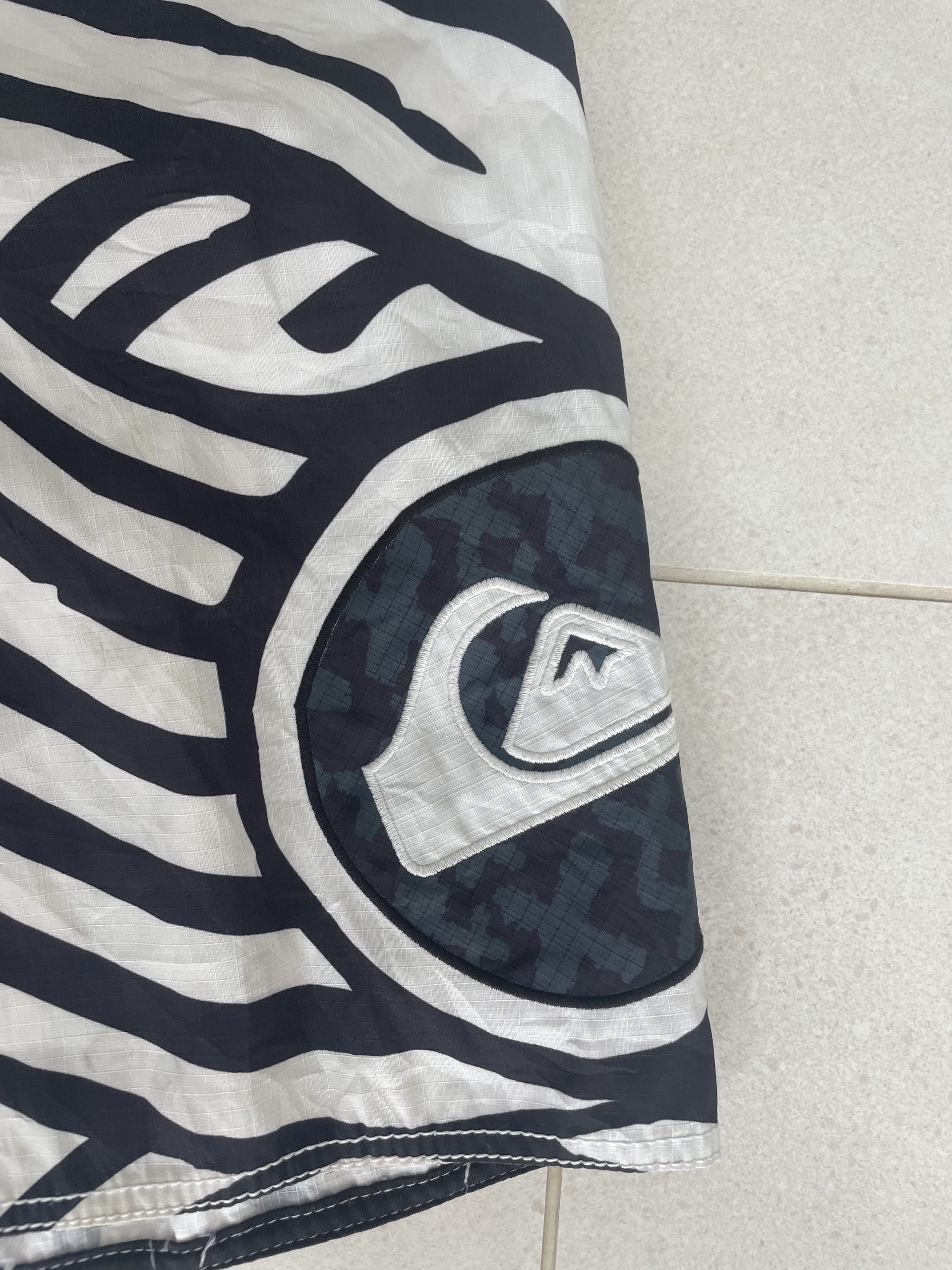 Quiksilver Black & White Zebra Print Men's Board Shorts 30 image 2