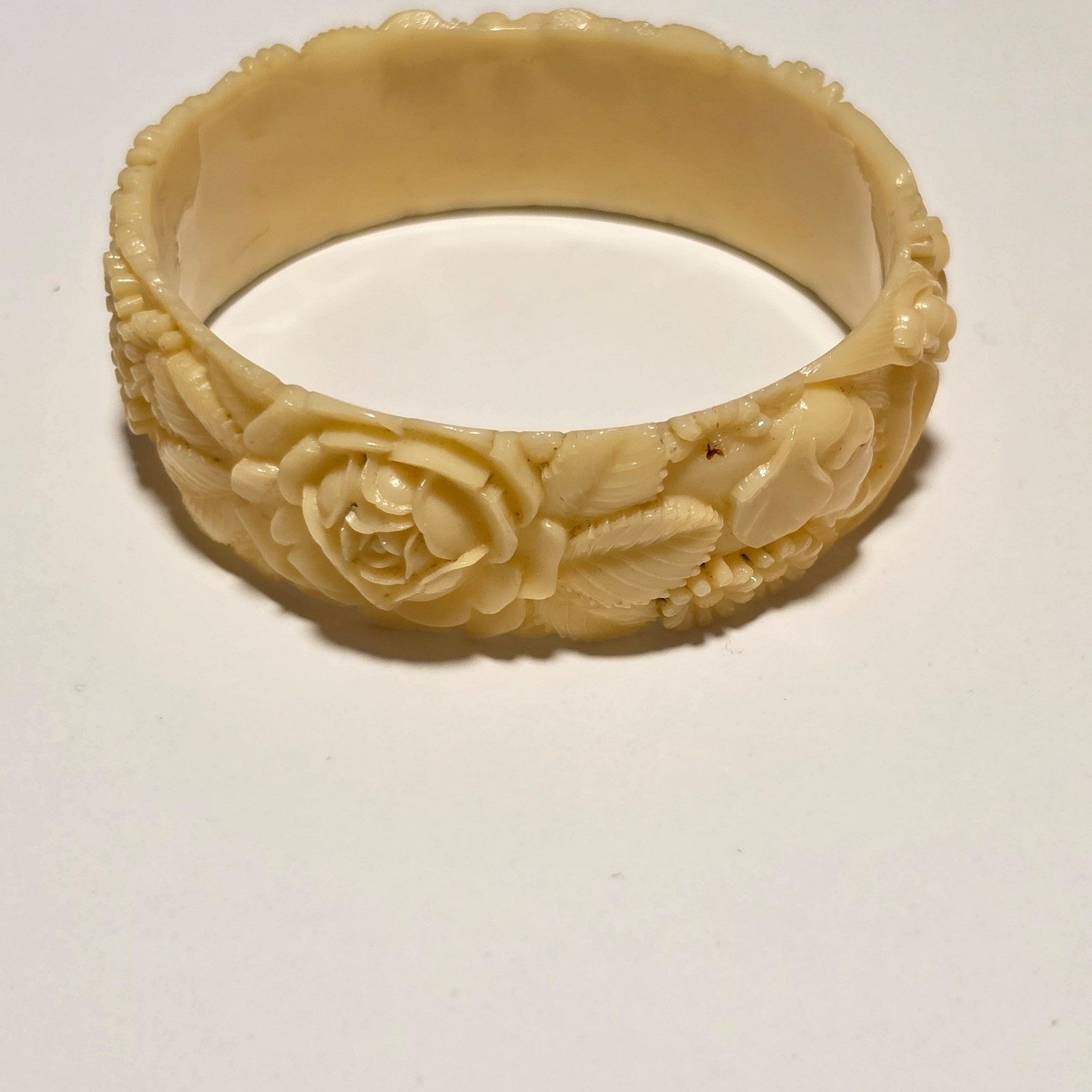 Vintage Carved Floral Resin Bangle Bracelet .b4