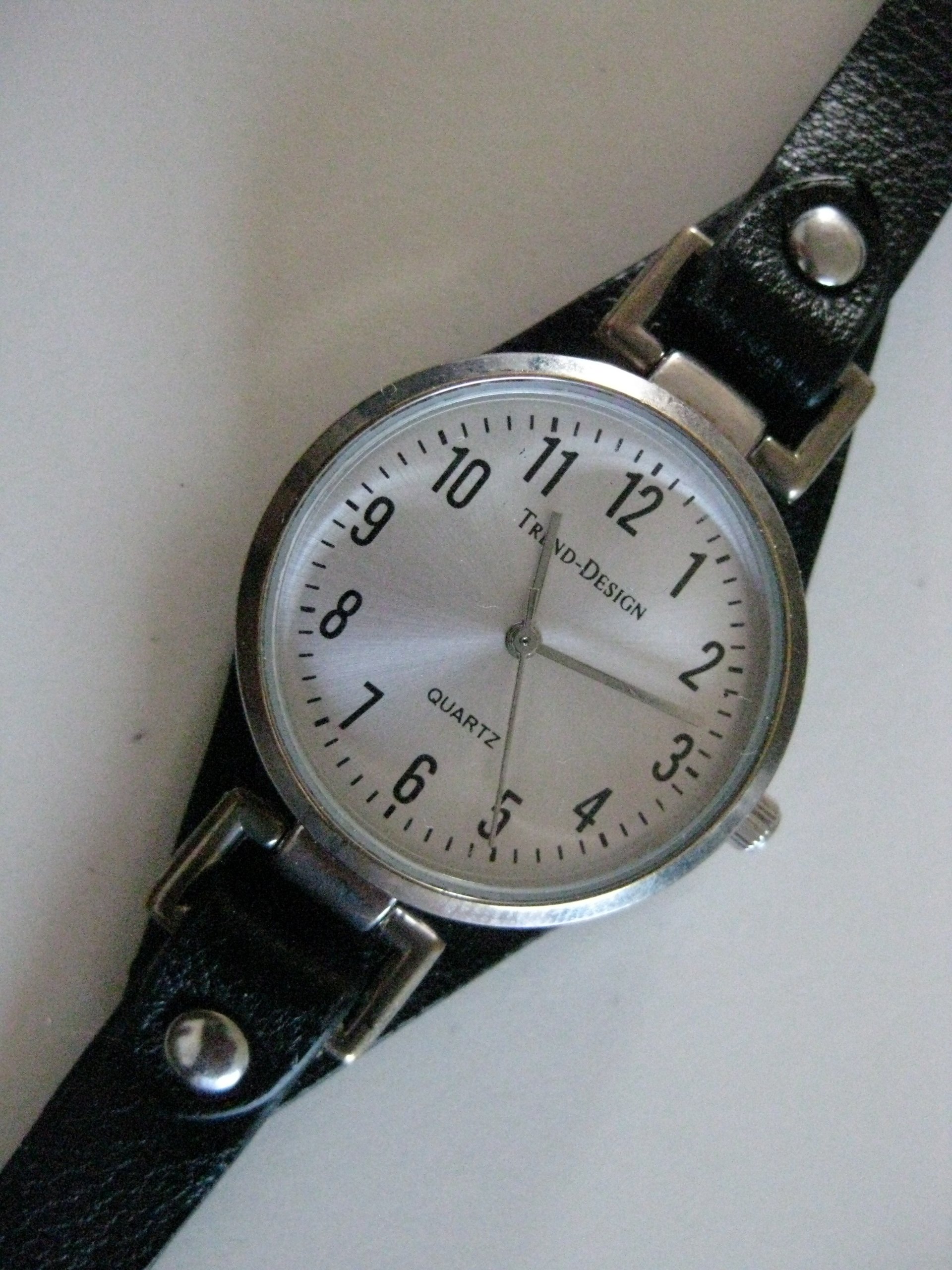 Trend-Design Silver & Black Quartz Wristwatch Unisex image 3