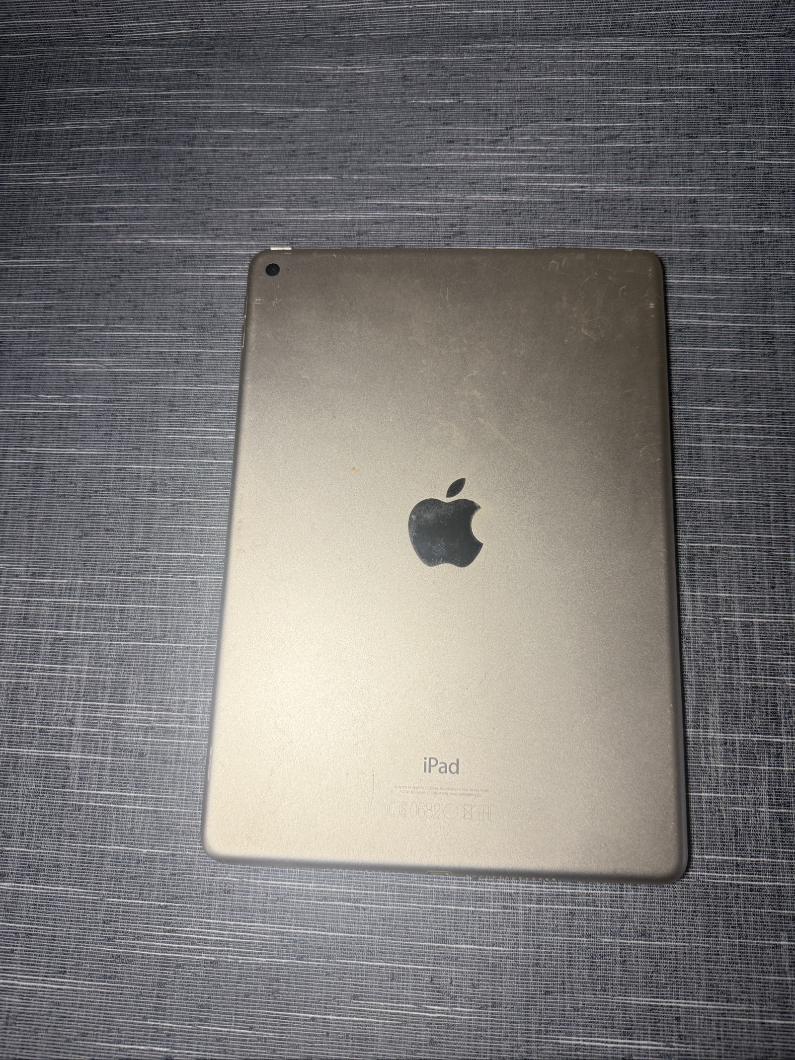 Apple Gold iPad A1566 9.7in WiFi Tablet image 2