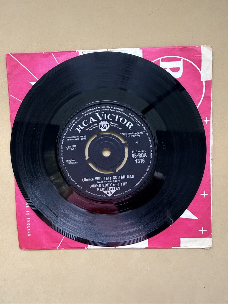Duane Eddy & The Rebelettes 7" Vinyl Single 45-RCA 1316 (Dance With The) Guitar Man Stretchin' Out 1962