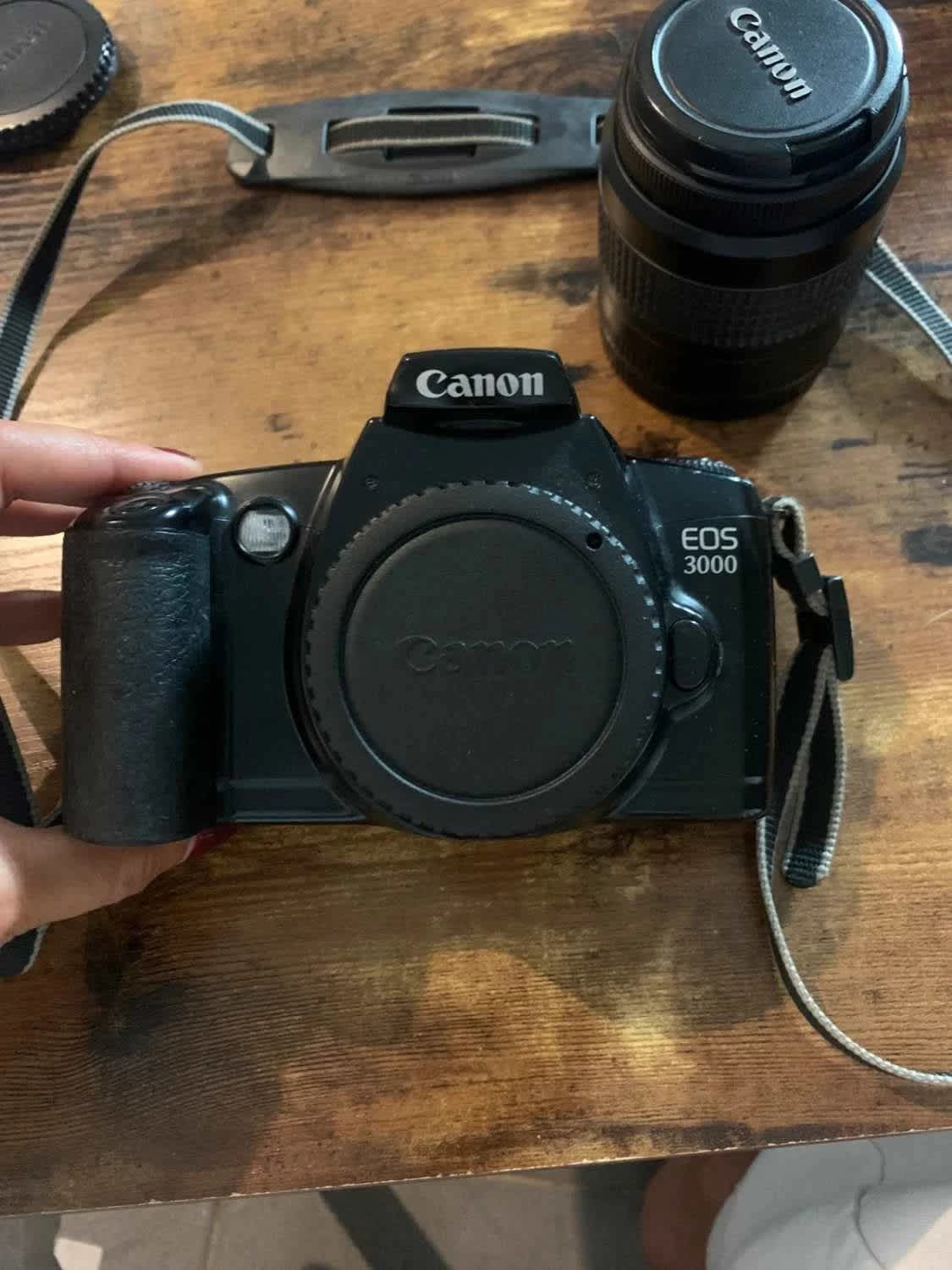 Canon EOS 3000 Argentique Noir avec Objectif & Sangle image 2