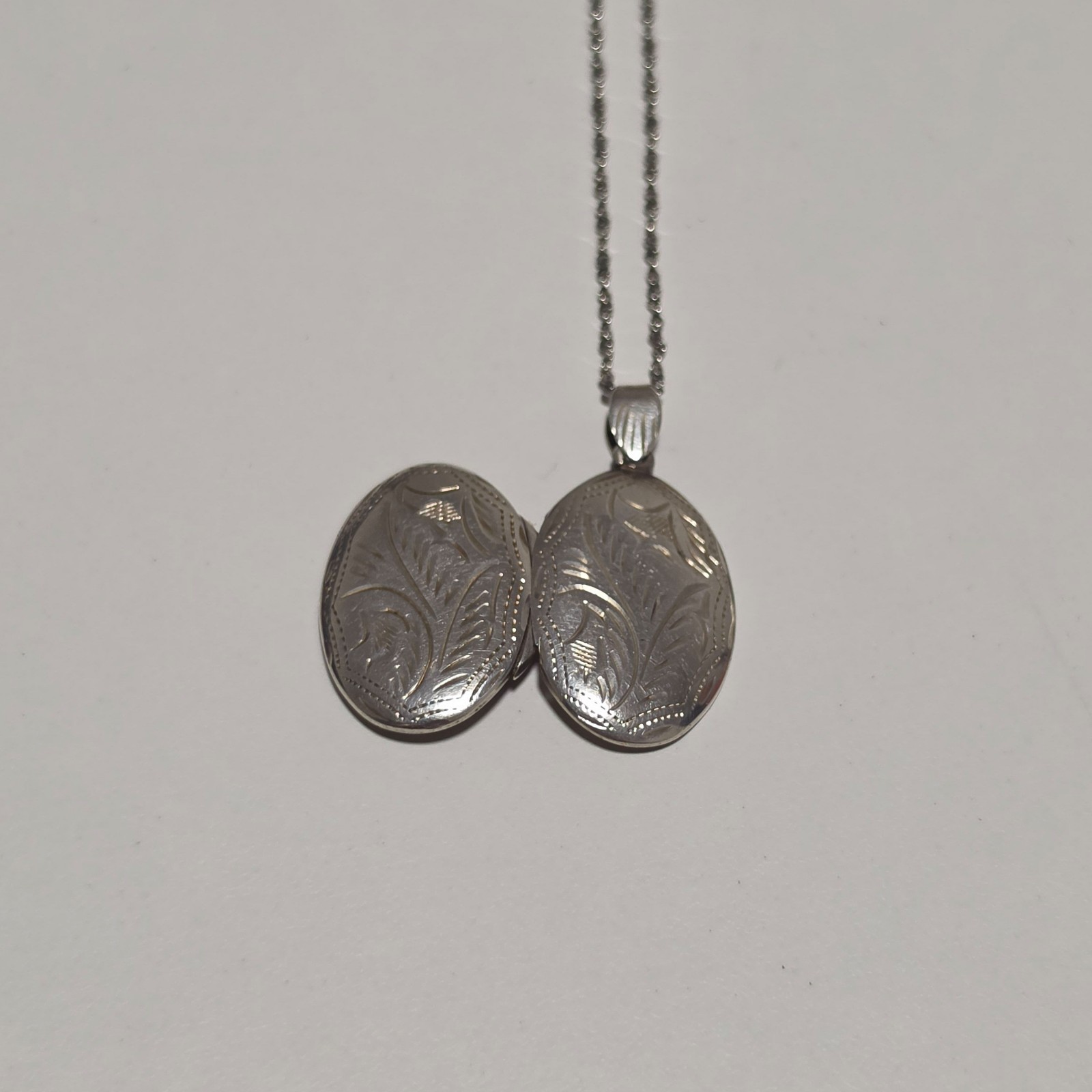 Silver 925 Floral Engraved Oval Locket with emma page chain .b4 image 2