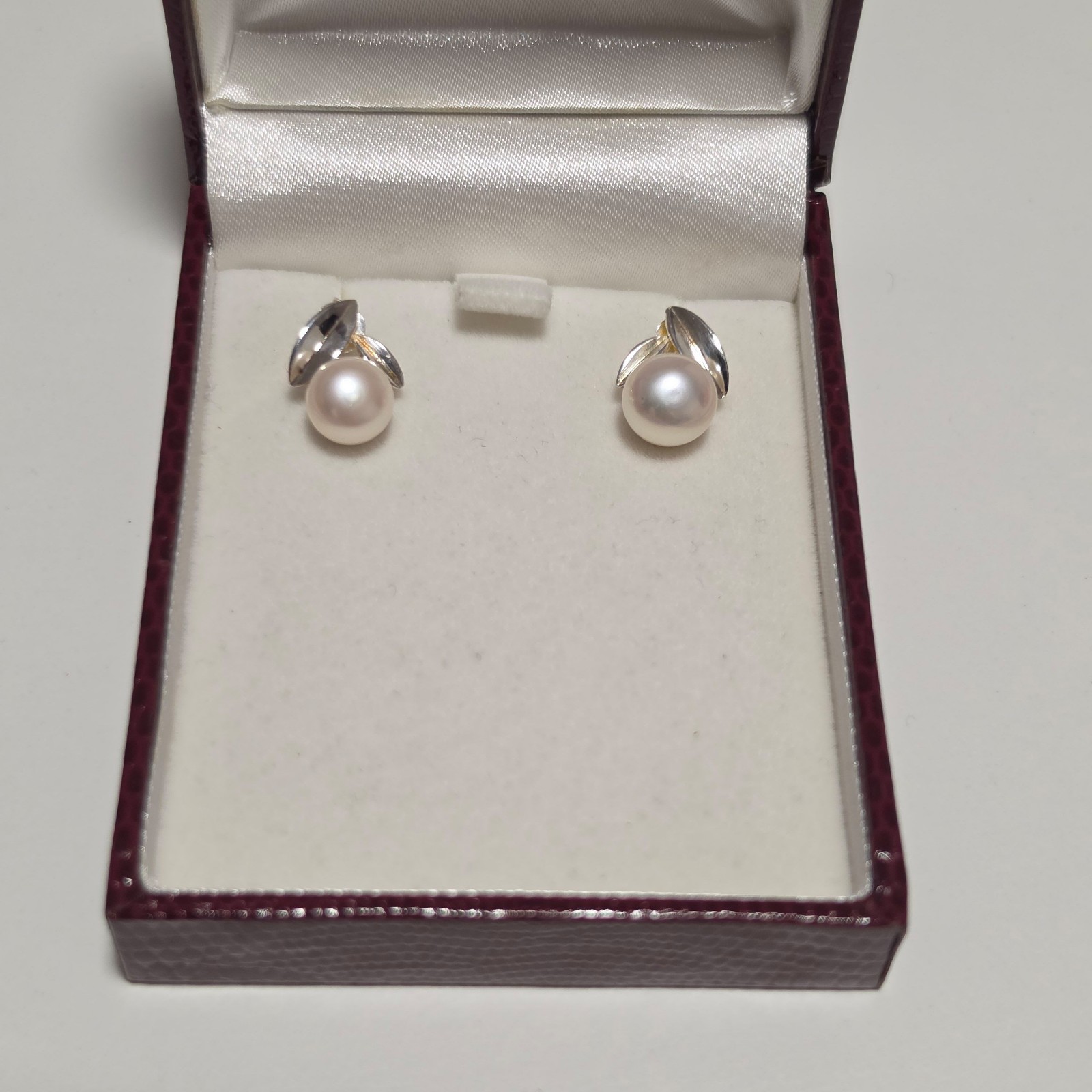 925 Silver & White Pearl Stud Earrings with Leaf Detail. B4
