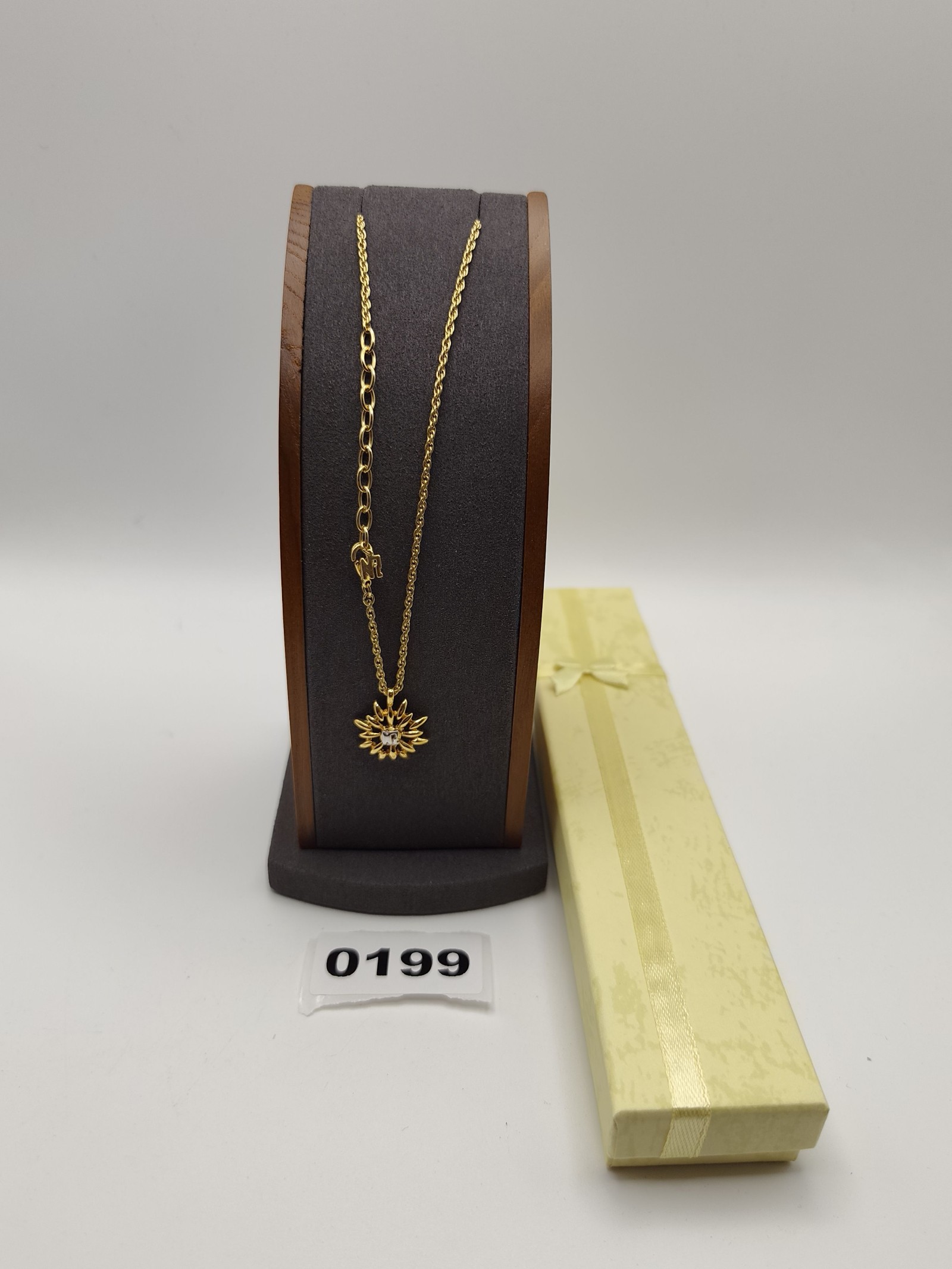 Nina Ricci Gold Tone Women's Sunflower Pendant Necklace Adjustable Chain 7 in