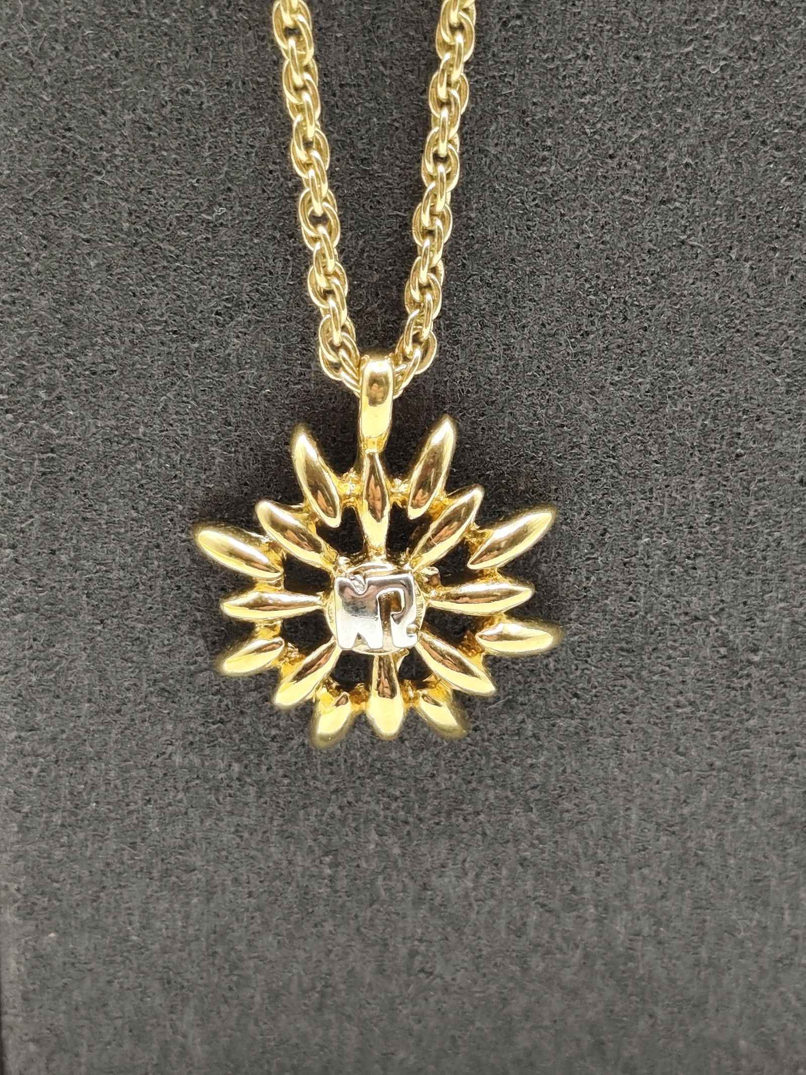 Nina Ricci Gold Tone Women's Sunflower Pendant Necklace Adjustable Chain 7 in image 2