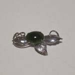 Costume Silver Tone Green Stone Leaf Brooch pin. B4
