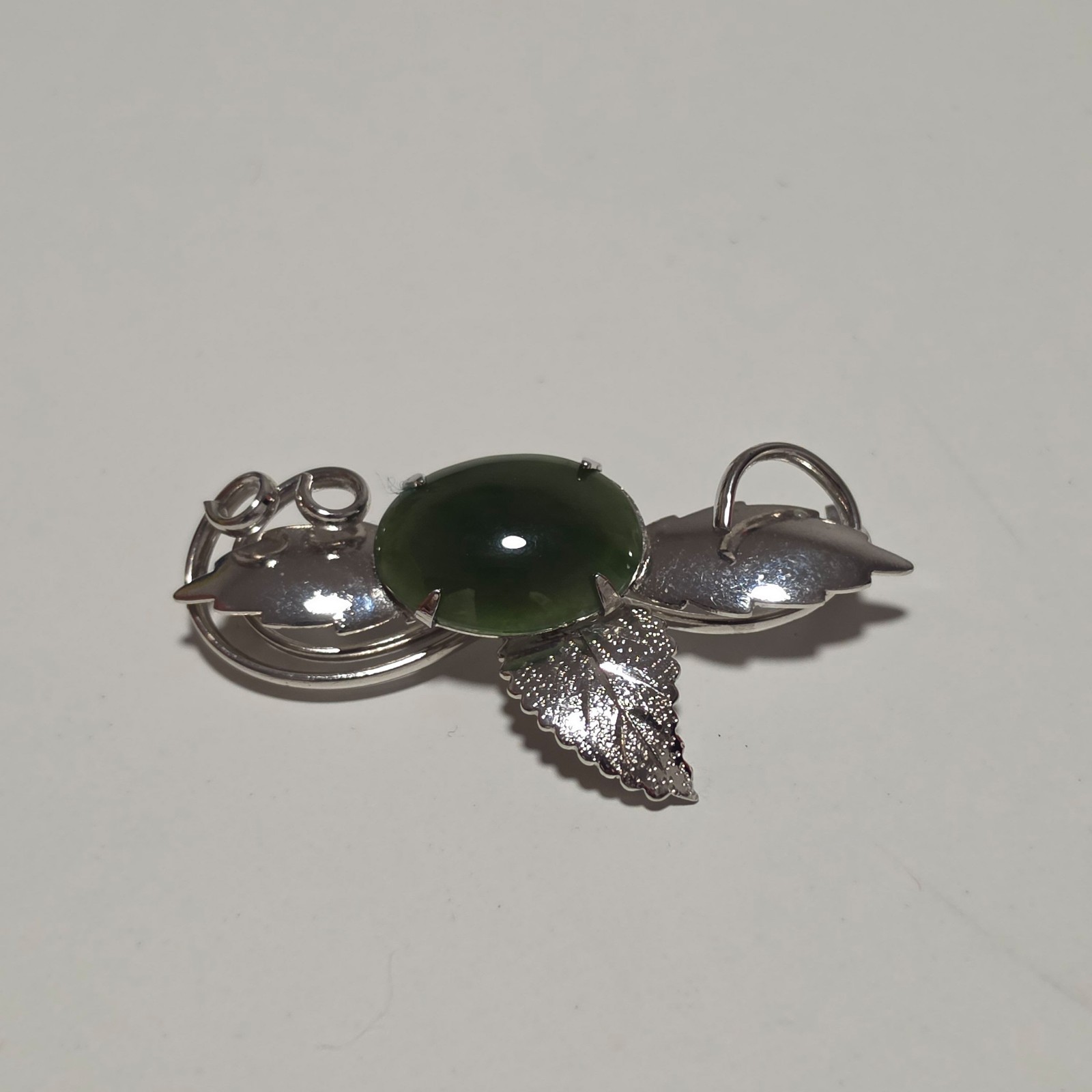 Costume Silver Tone Green Stone Leaf Brooch pin. B4