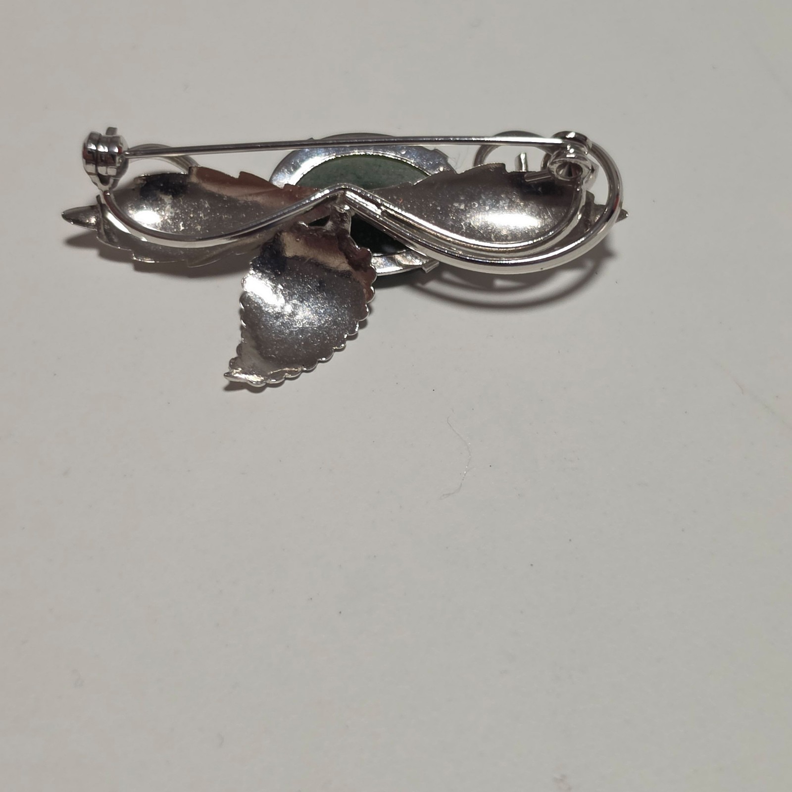 Costume Silver Tone Green Stone Leaf Brooch pin. B4 image 2