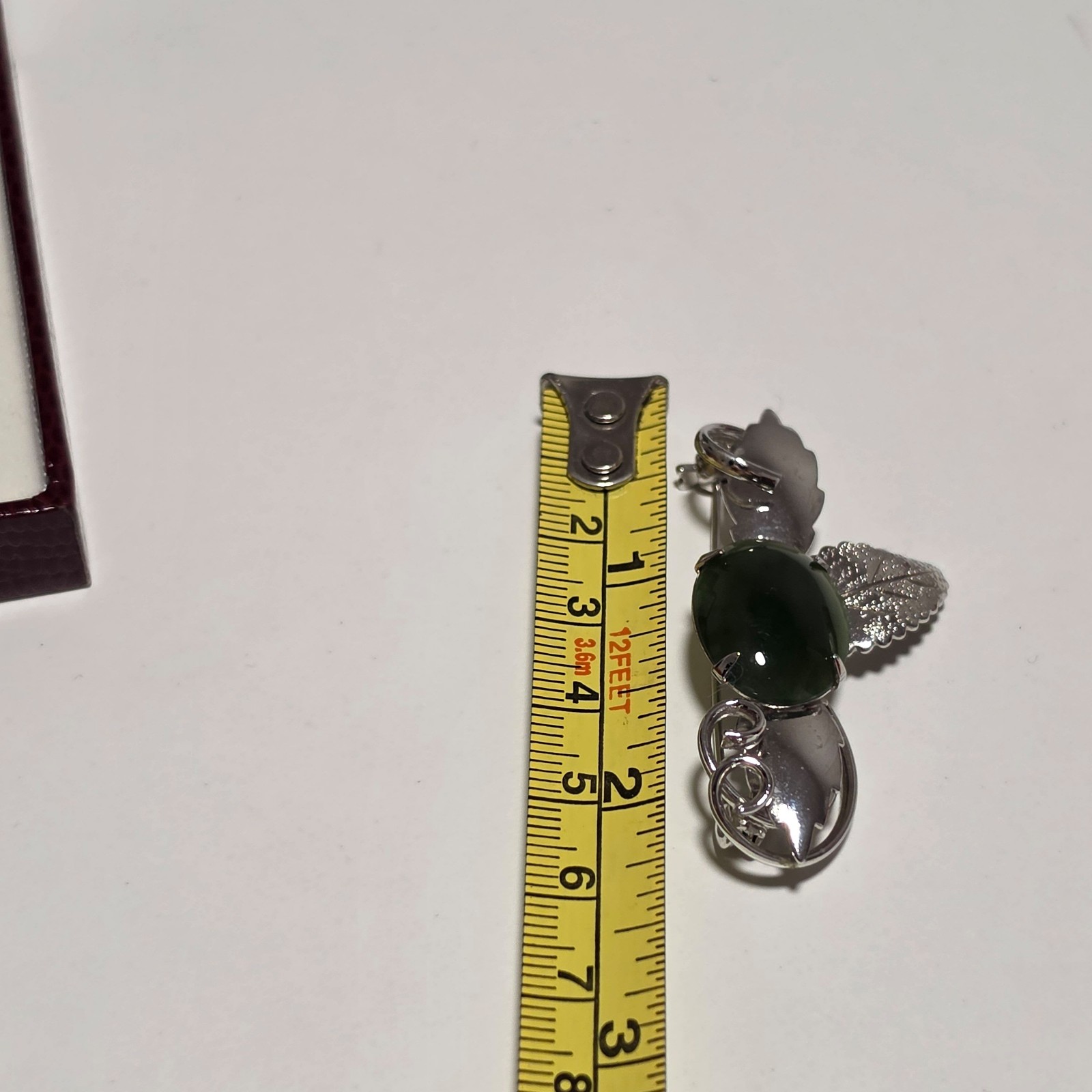 Costume Silver Tone Green Stone Leaf Brooch pin. B4 image 3