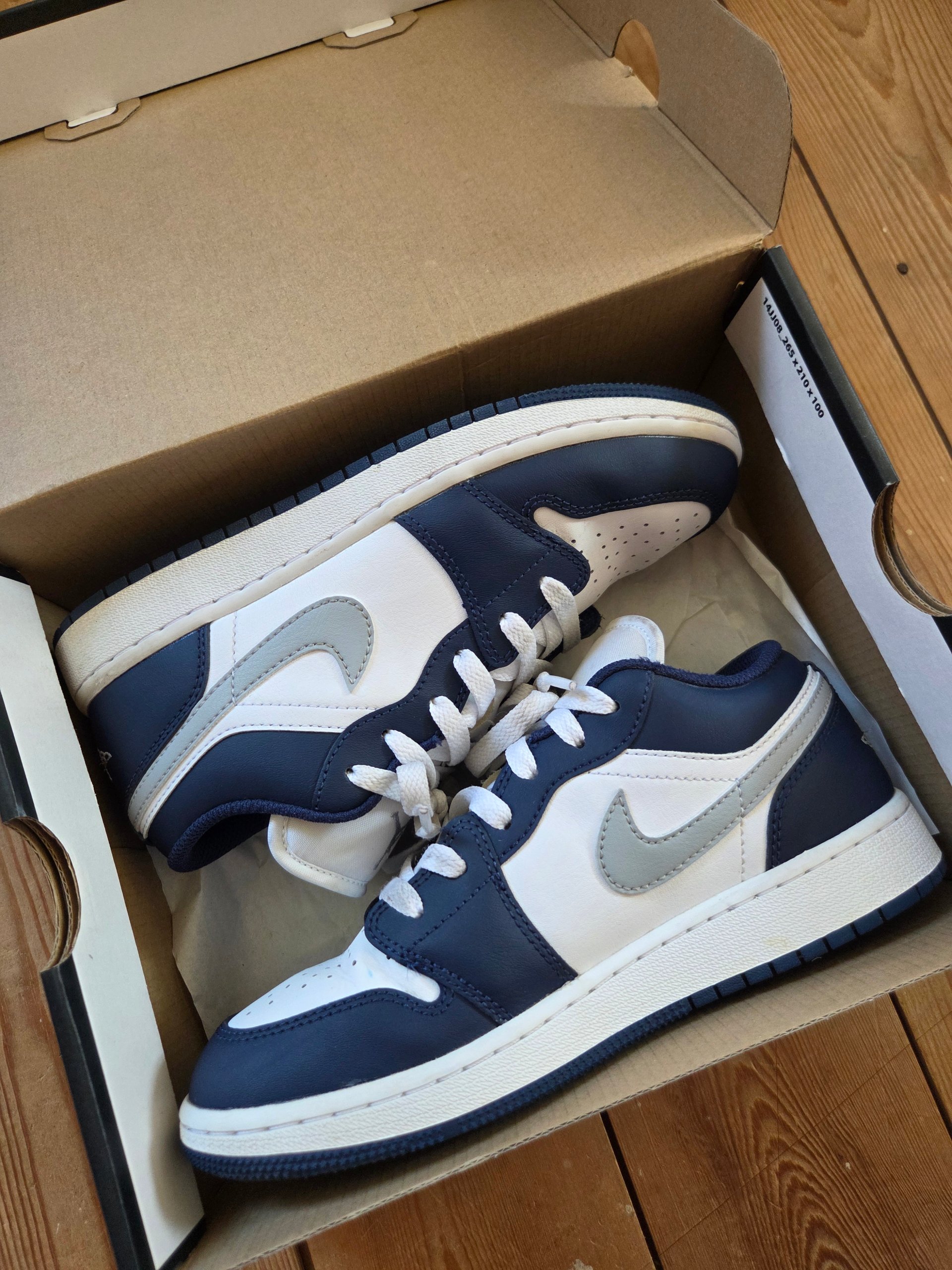 Air Jordan 1 Low GS Midnight Navy Wolf Grey UK 4 Trainers 553560-141 Boxed