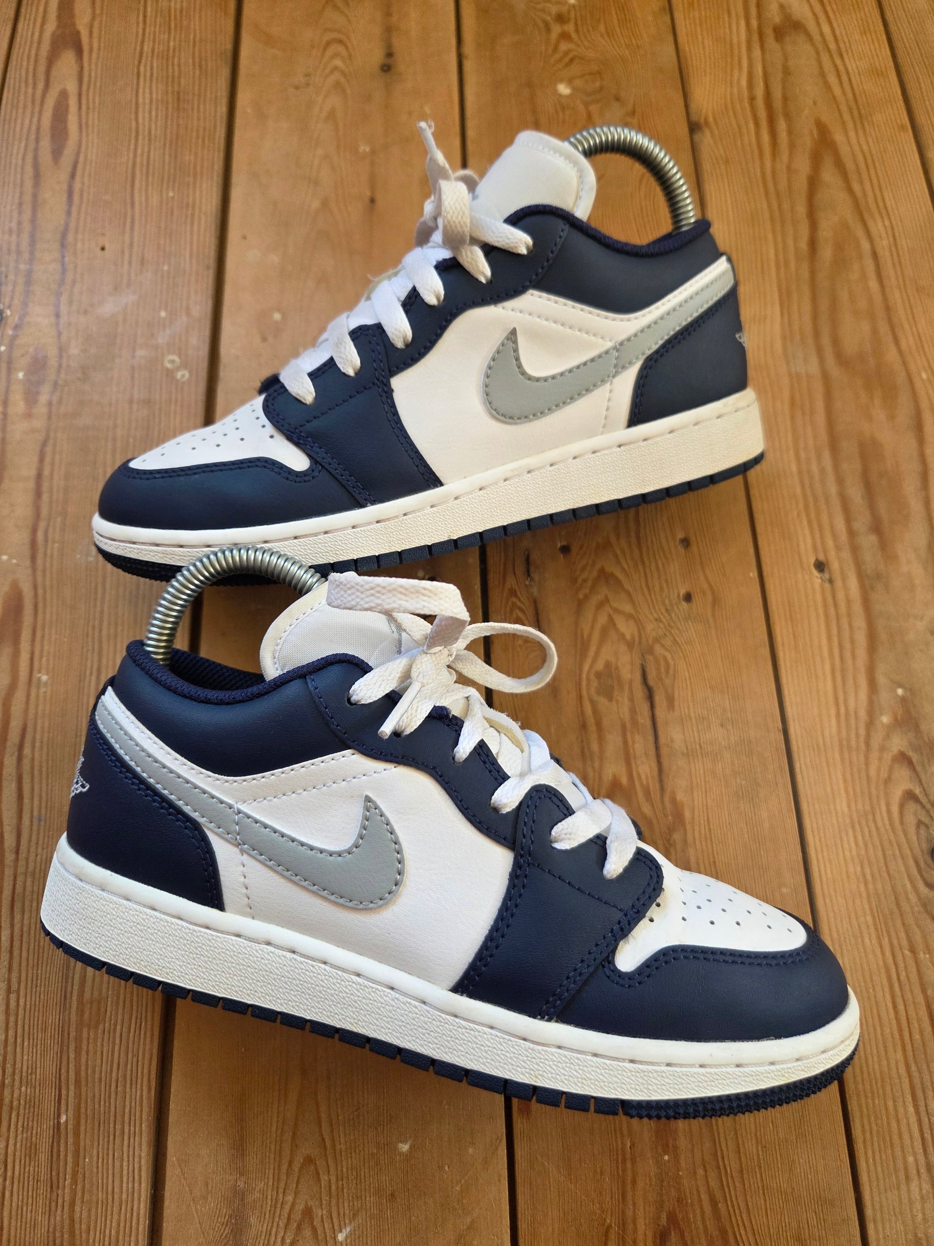 Air Jordan 1 Low GS Midnight Navy Wolf Grey UK 4 Trainers 553560-141 Boxed image 2