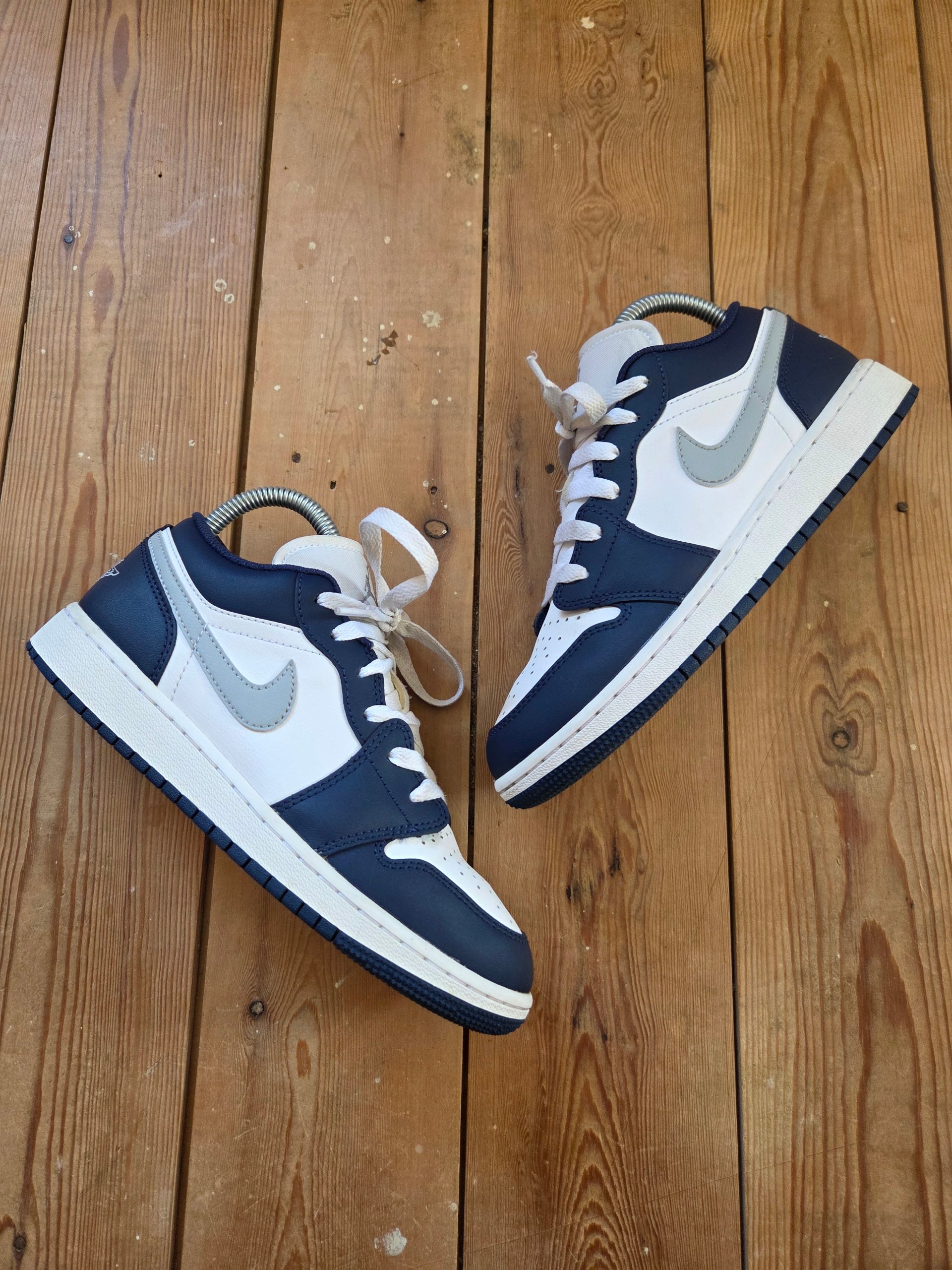 Air Jordan 1 Low GS Midnight Navy Wolf Grey UK 4 Trainers 553560-141 Boxed image 3