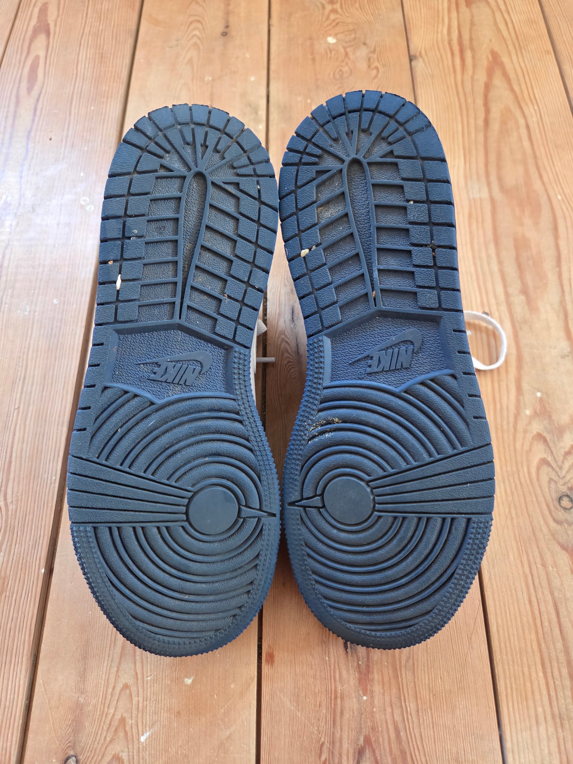Air Jordan 1 Low GS Midnight Navy Wolf Grey UK 4 Trainers 553560-141 Boxed image 9