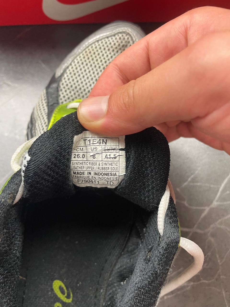 Asics White, Black & Lime Green Running Trainers US 8 image 3