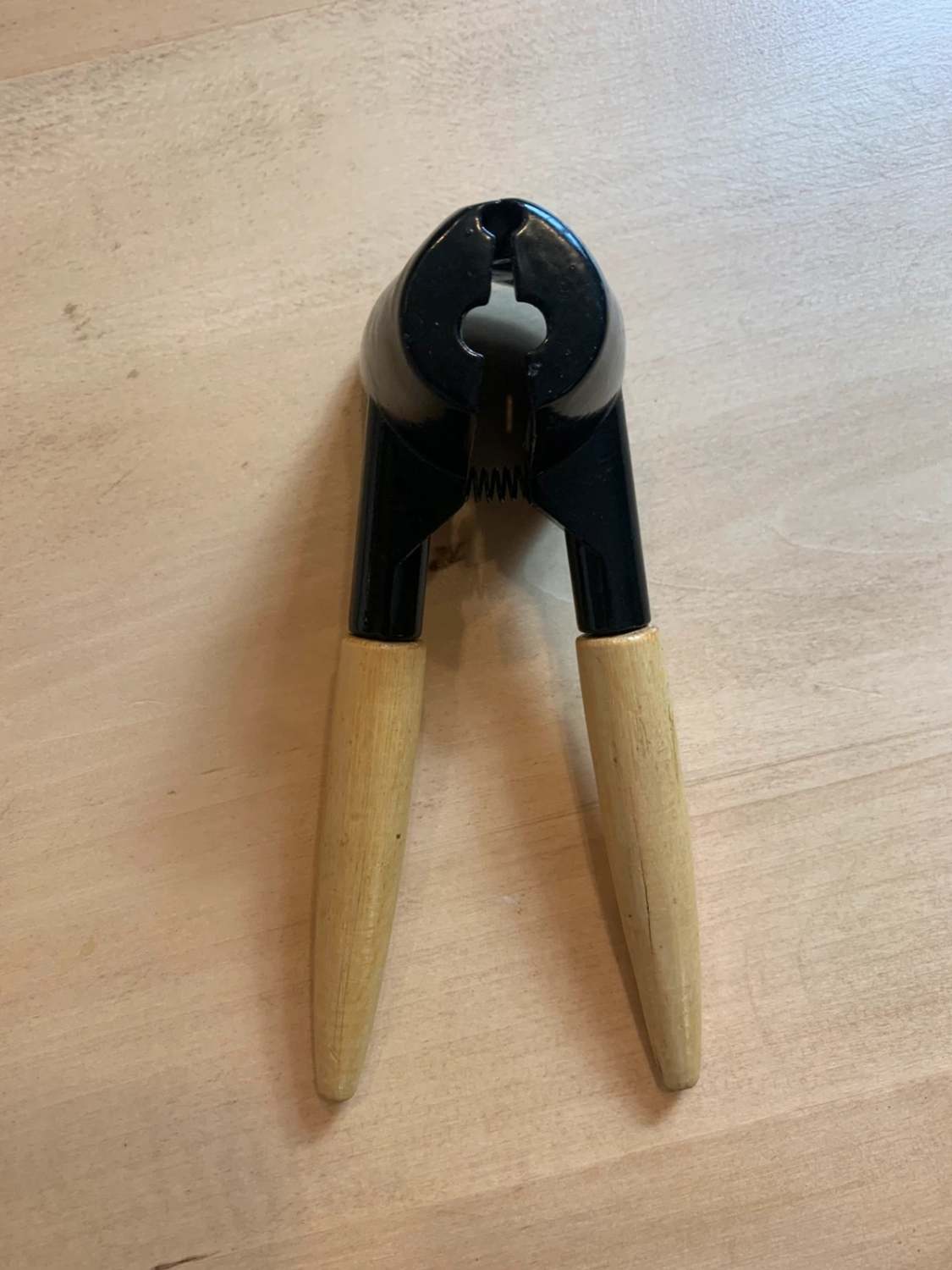 Casse-noix en métal noir et bois avec ressort image 2