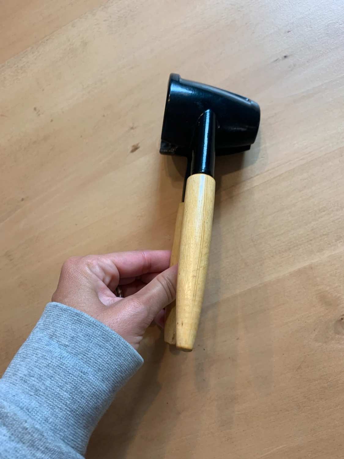 Casse-noix en métal noir et bois avec ressort image 3