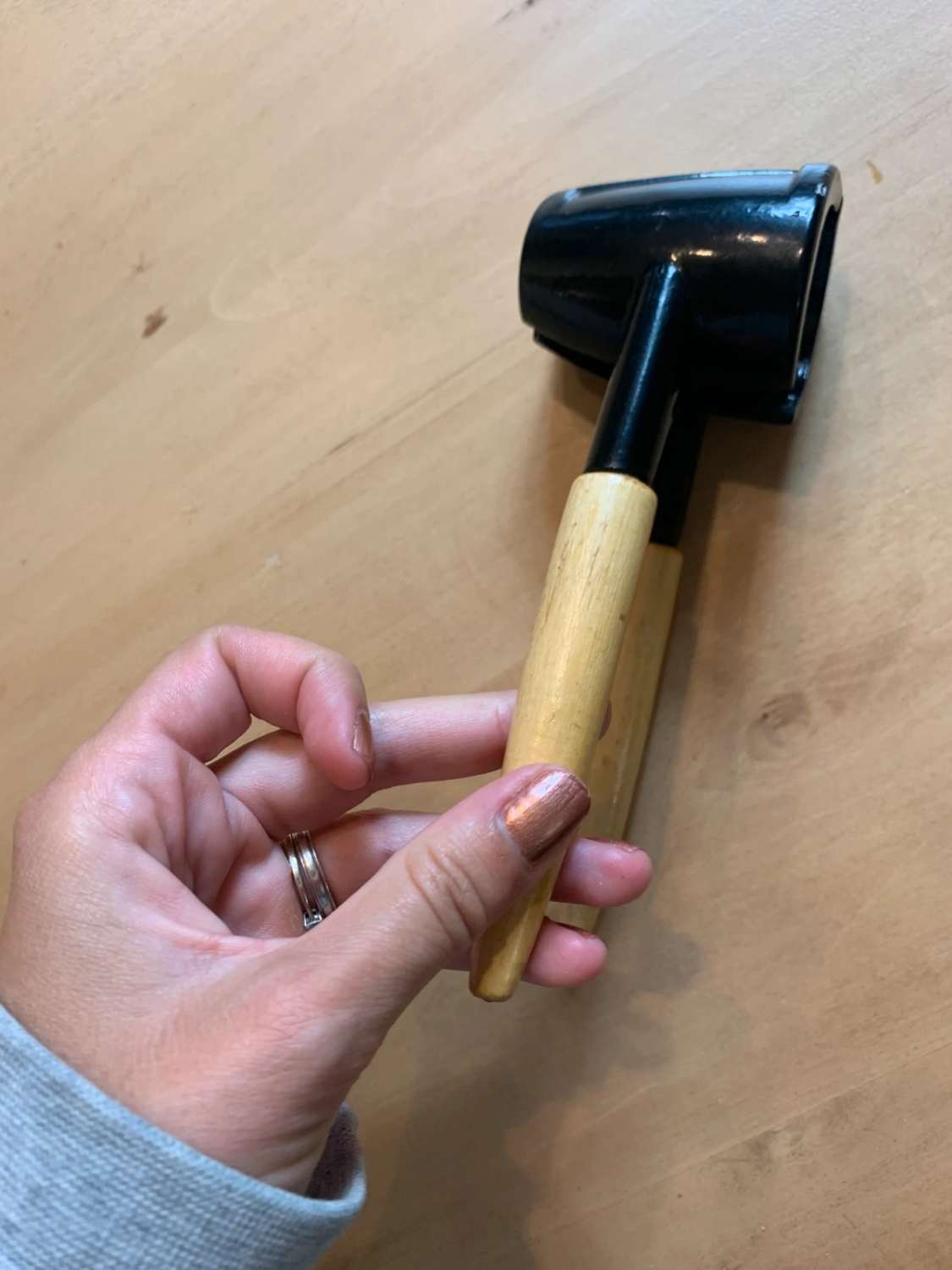 Casse-noix en métal noir et bois avec ressort image 4