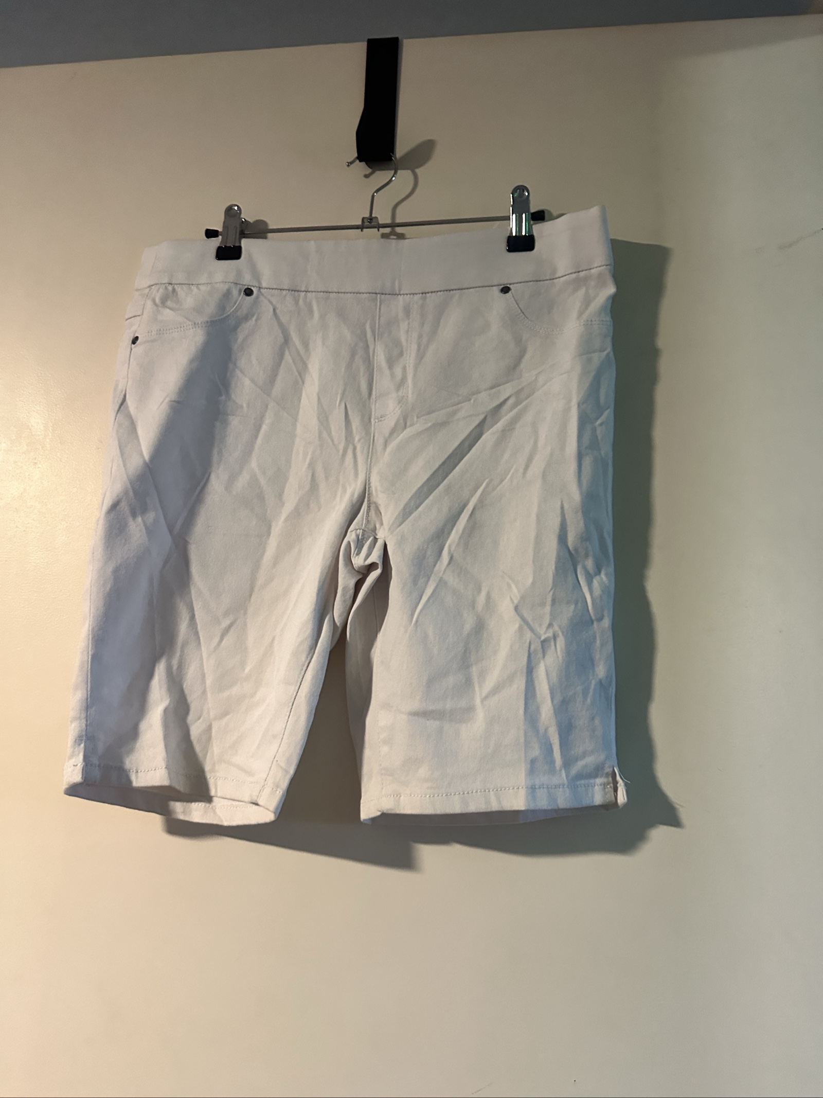 Breakers Women's White Bermuda Shorts Size 12