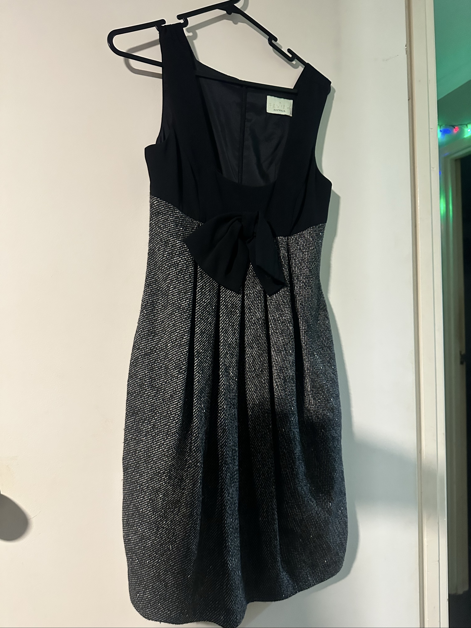 Review Black & Grey Sleeveless Bow Detail Dress Size 6