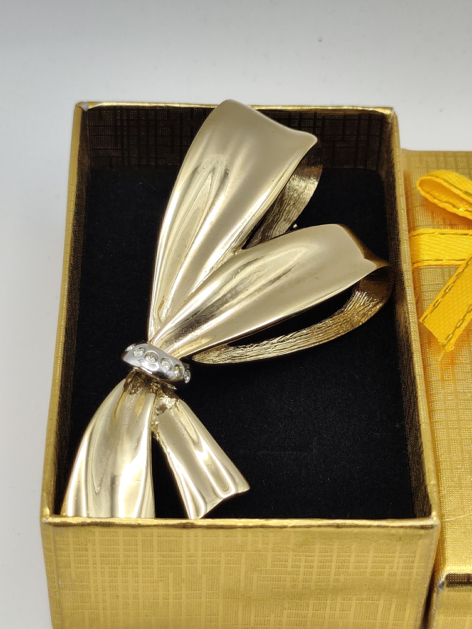Hanae Mori Gold Tone Bow Brooch with Rhinestones Other Size image 2