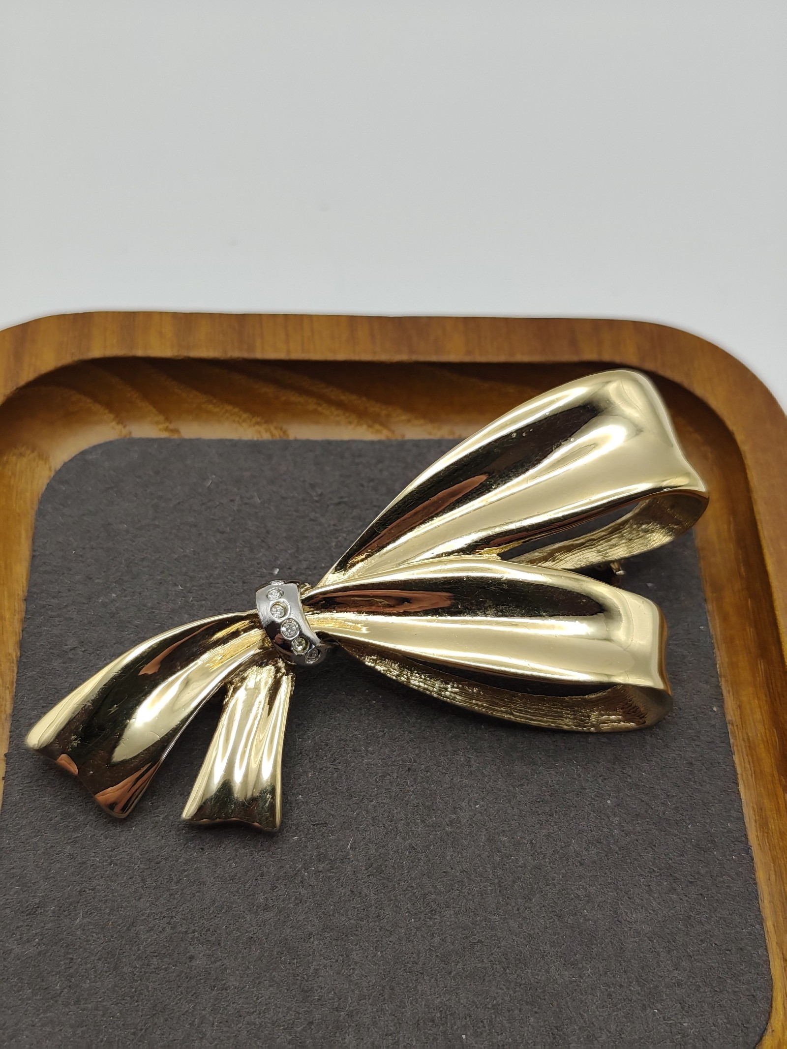 Hanae Mori Gold Tone Bow Brooch with Rhinestones Other Size image 3