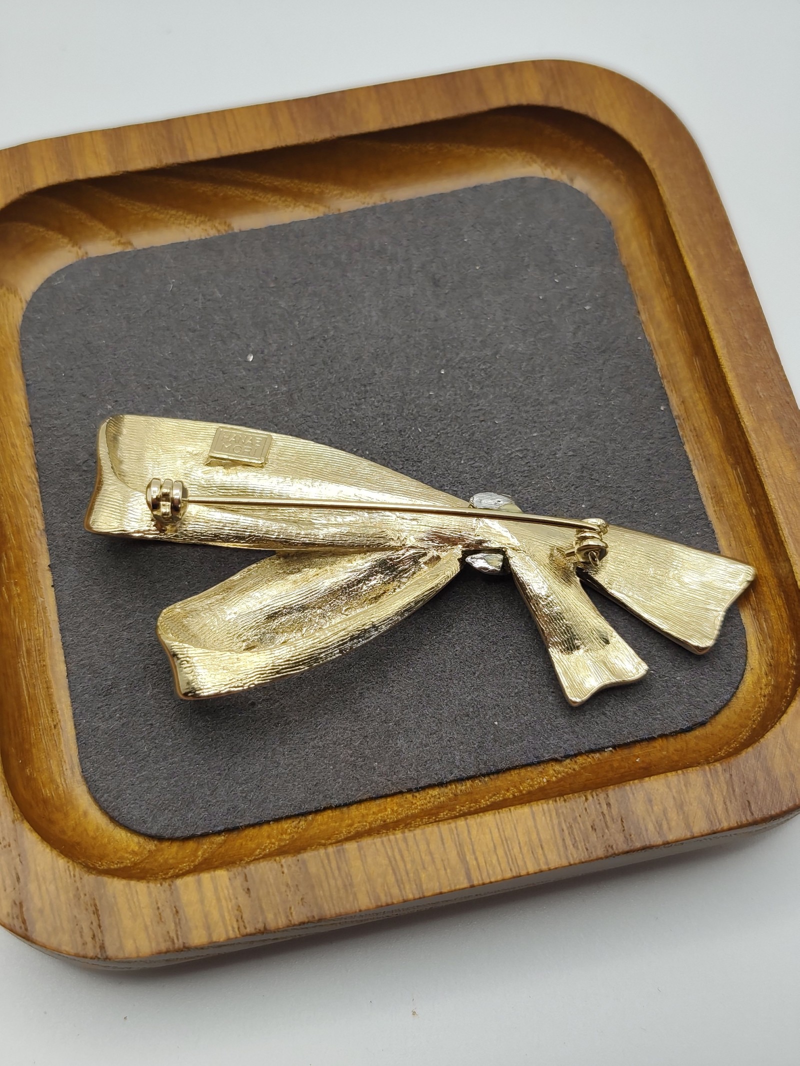 Hanae Mori Gold Tone Bow Brooch with Rhinestones Other Size image 5