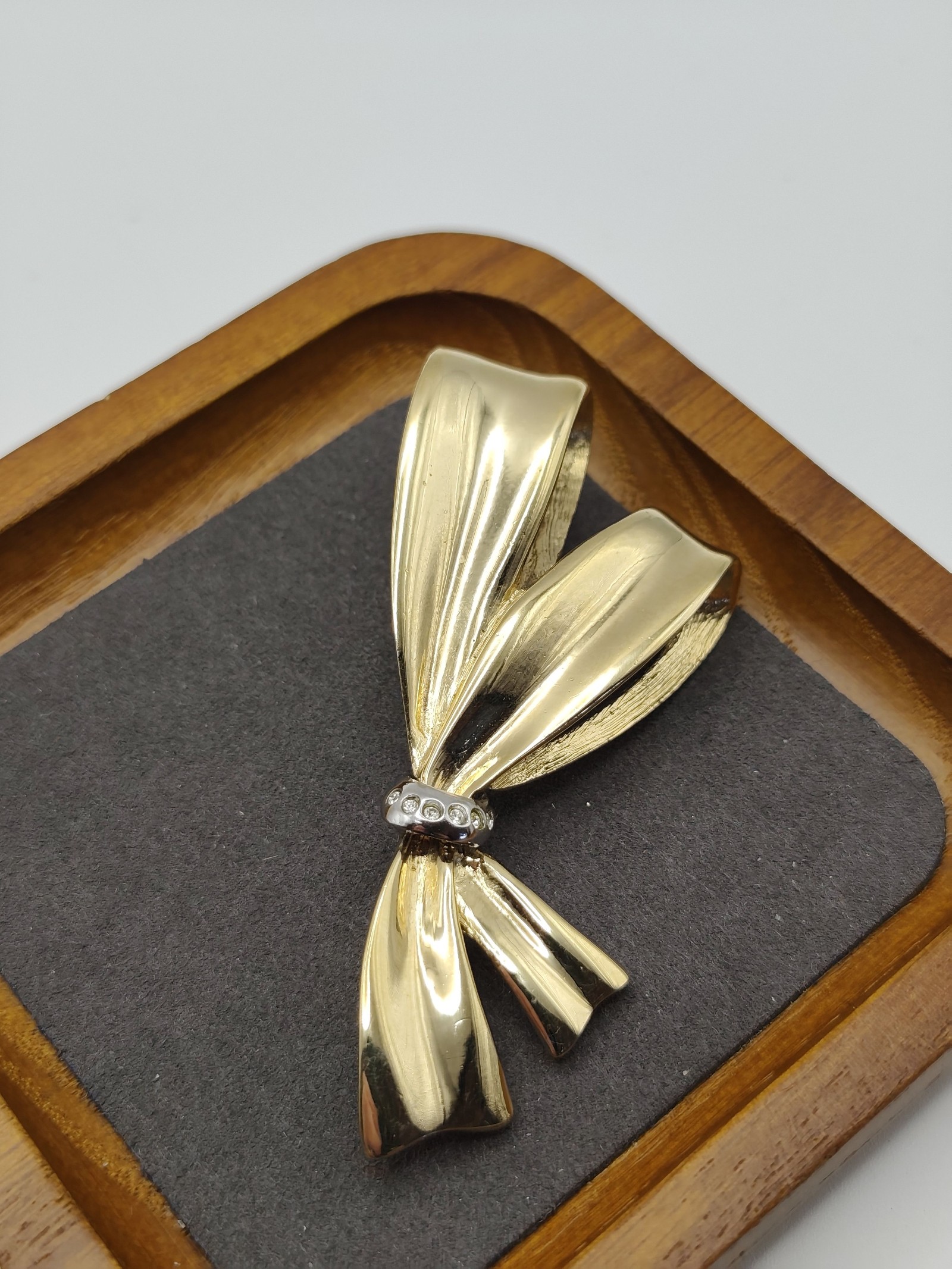 Hanae Mori Gold Tone Bow Brooch with Rhinestones Other Size image 7