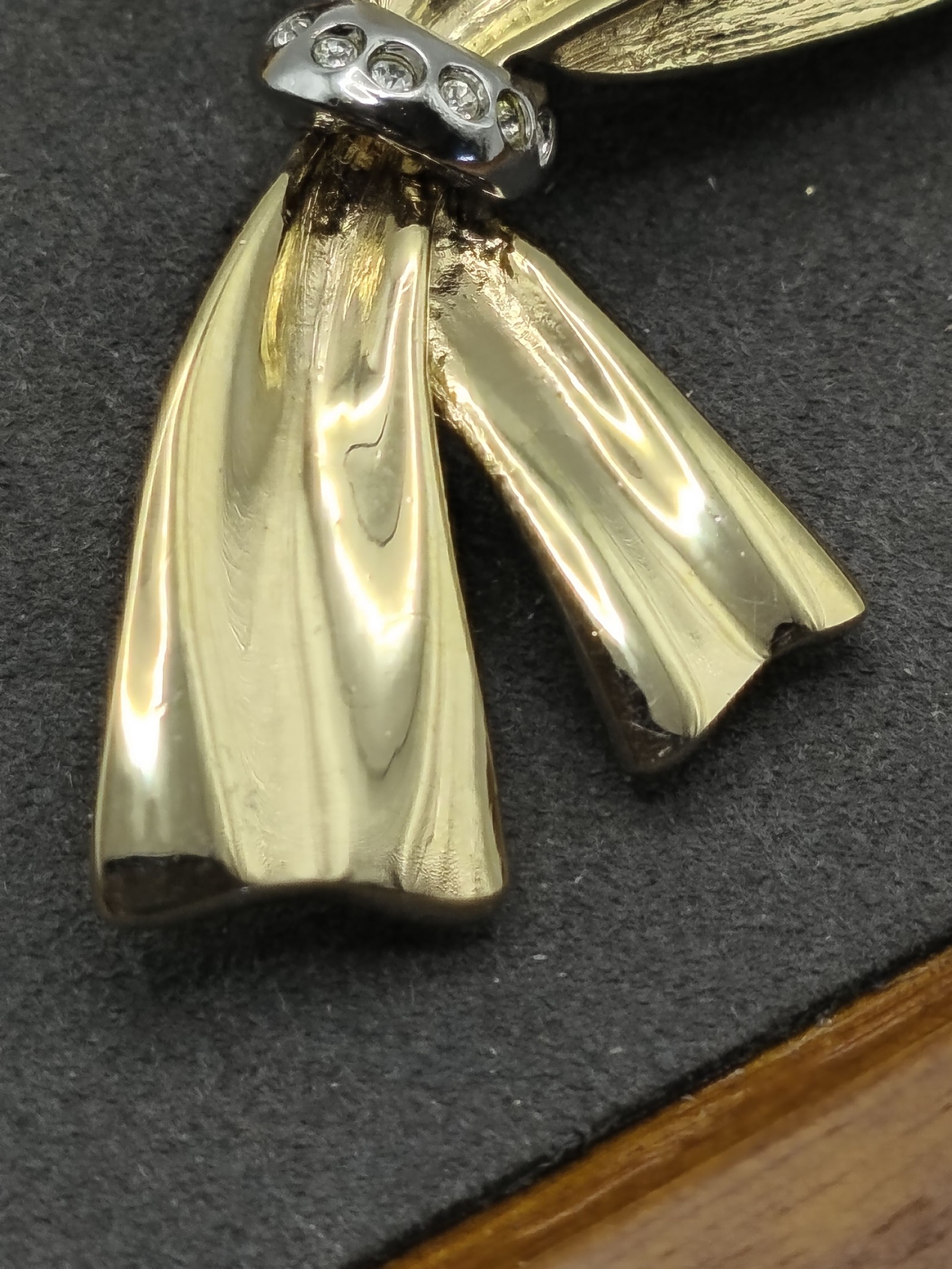 Hanae Mori Gold Tone Bow Brooch with Rhinestones Other Size image 8
