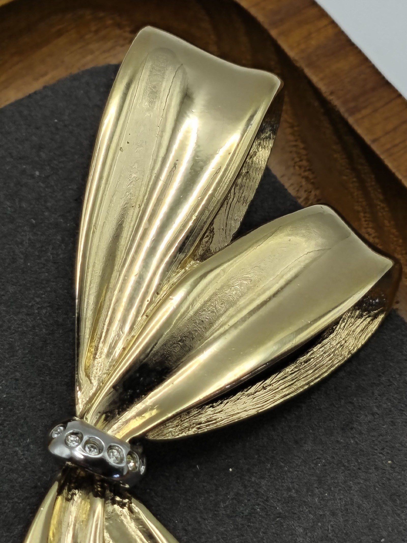 Hanae Mori Gold Tone Bow Brooch with Rhinestones Other Size image 10