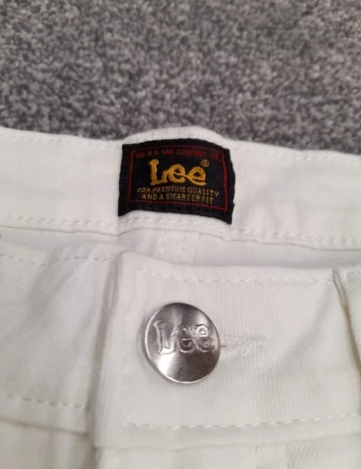 White Lee jeans classic five-pocket design 30" image 9