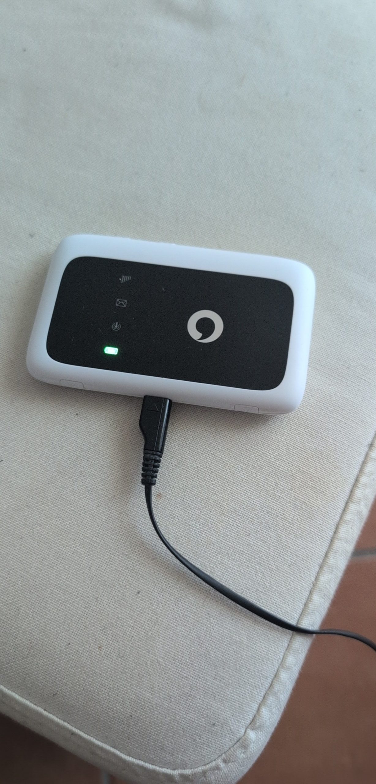 Vodafone Mobile WiFi Hotspot Black & White Portable