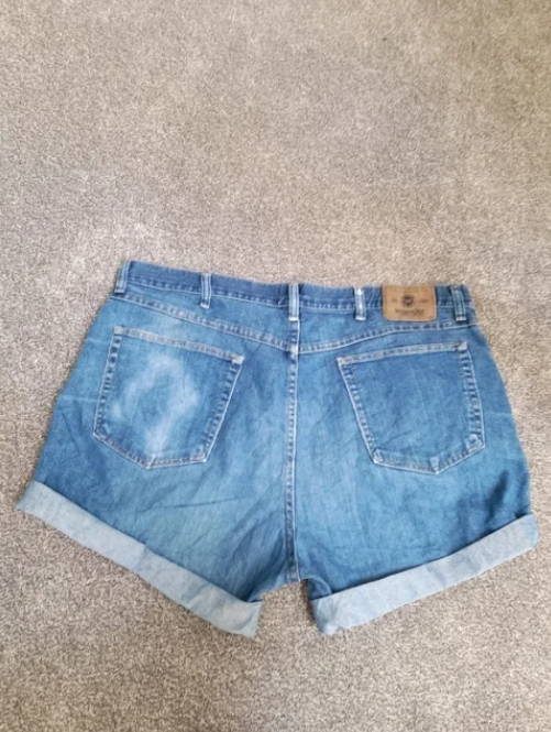 Wrangler denim shorts faded blue wash and cuffs 40" image 5