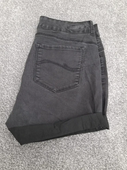 Lee denim shorts rolled cuffs ,easy fit Black,32" image 4