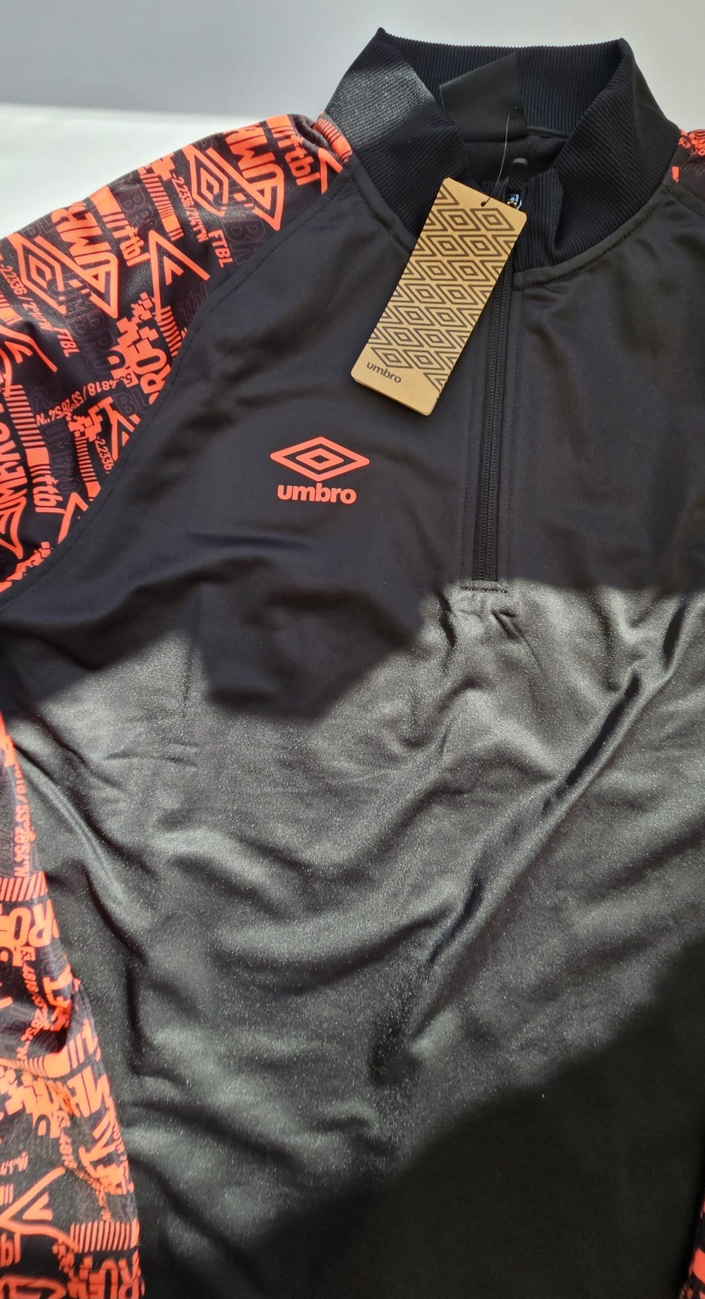 Umbro Black & Red Graphic Sleeve Training Top Medium image 2