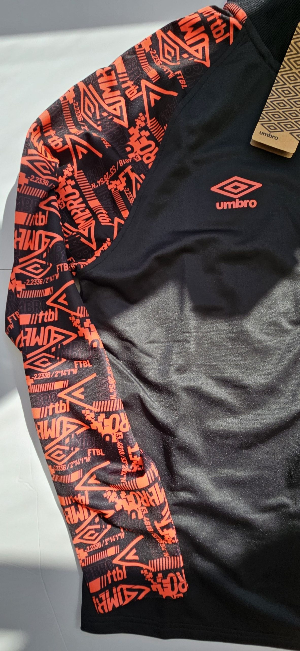 Umbro Black & Red Graphic Sleeve Training Top Medium image 3